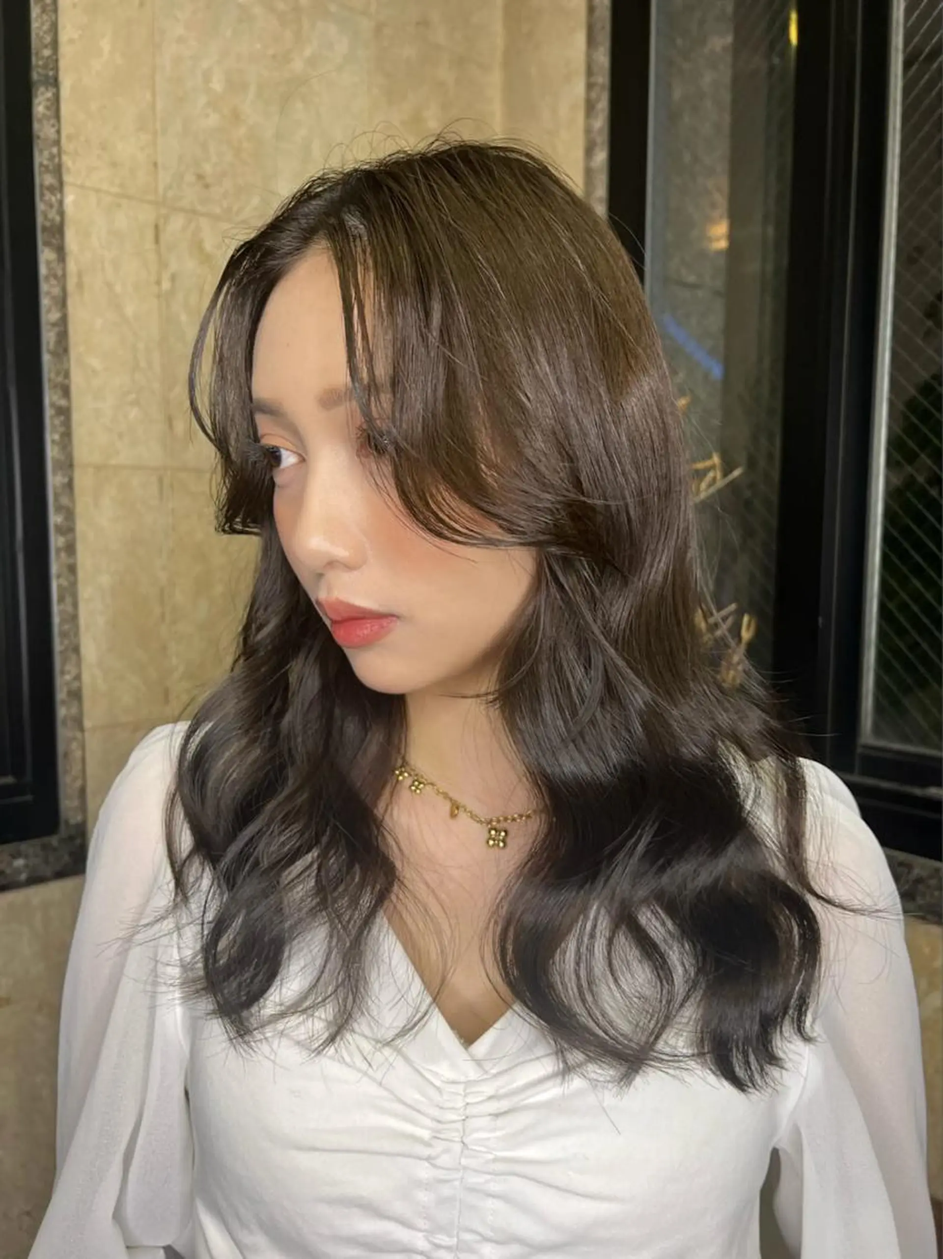 セミロング カラー アッシュ ベージュカラー ブリーチ ブルーカラー ブルーグレー 🌟小顔レイヤー× 赤み消し透明感カラーのヘアスタイル