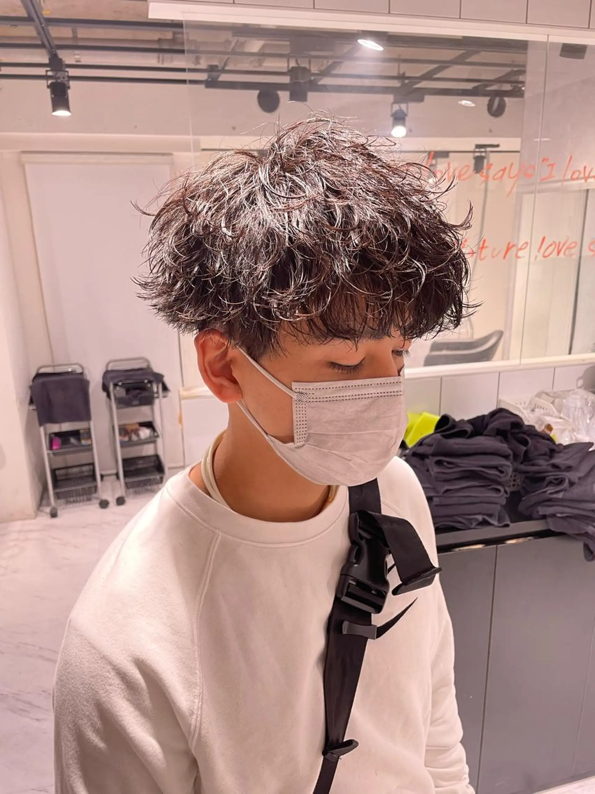 ショート パーマ ヘアアレンジ メンズ アイブロウ センターパート メンズハイトーン マッシュウルフ マッシュ メンズパーマ カット パーマ トリートメント ヘッドスパ ヘアセット スパイキー/フェザー /波巻き/かいとのヘアスタイル