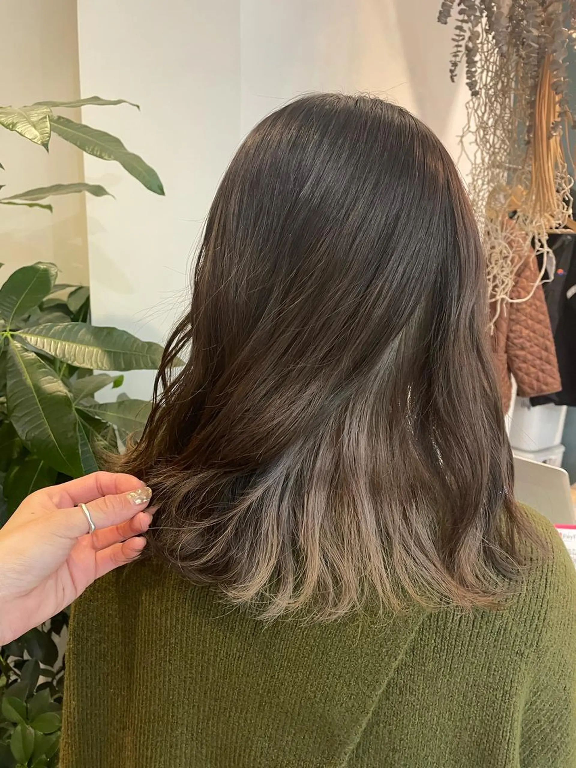 ミディアム カラー グレージュ インナーカラー オリーブグレージュ オリーブグレー ヘアカラー 中目黒🌼 🌼ハナのヘアスタイル