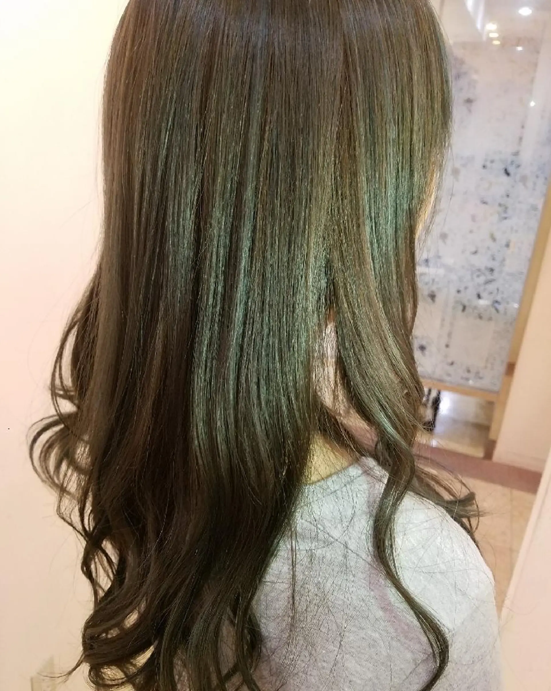 ロング カラー ハイライトカラー オリーブカラー ハイライト 美谷添（ミヤゾエ） まどか大人ヘアサロンのヘアスタイル