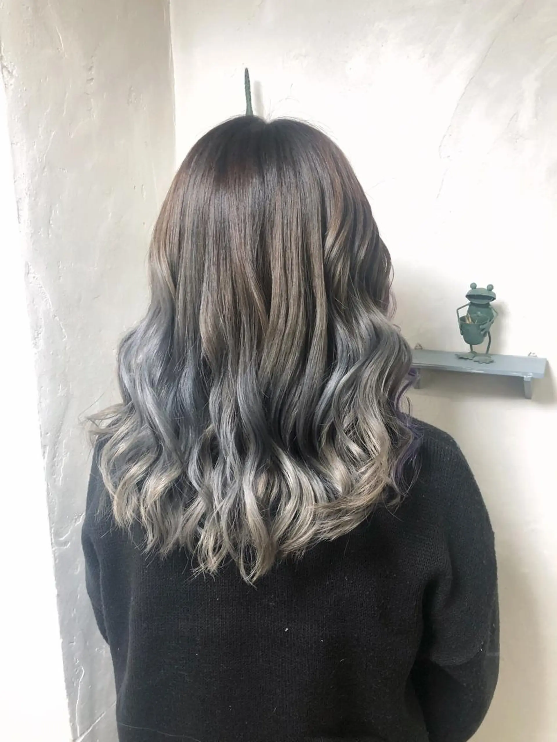 セミロング カラー パーマ ヘアアレンジ 推し活専用 【派手髪】飯野ゆかりのヘアスタイル