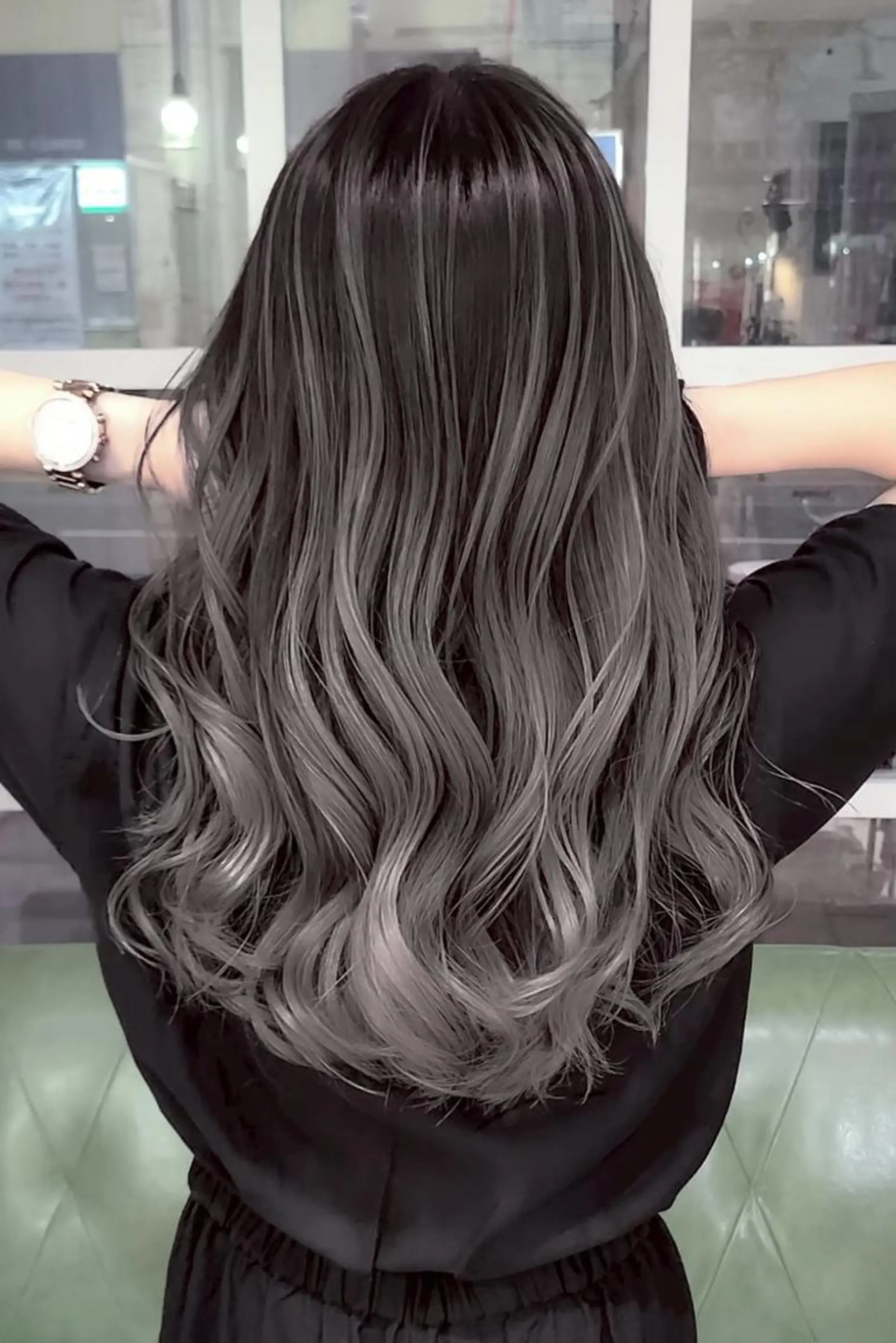 ロング 井上 未悠のヘアスタイル