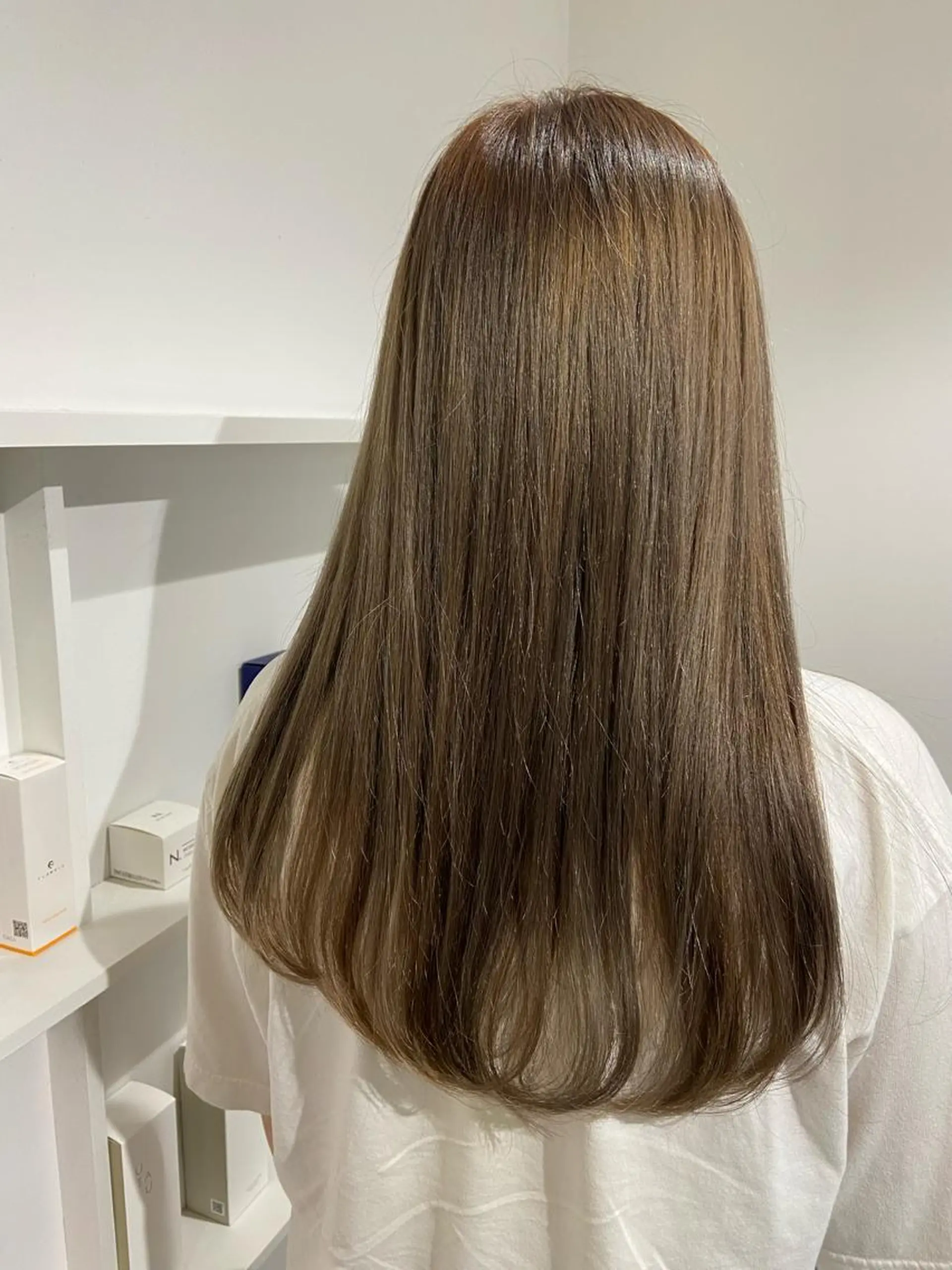 カラー アッシュ ベージュカラー ブリーチ Sachi ／ VISEOのヘアスタイル