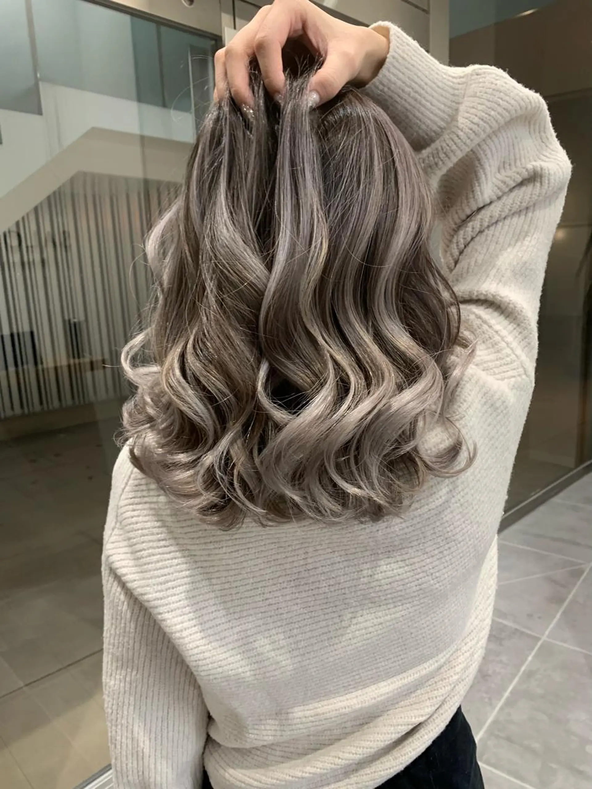 ミディアム カラー バレイヤージュ ベージュカラー グラデーションカラー ハイライトカラー くせ毛 阿部 圭悟のヘアスタイル