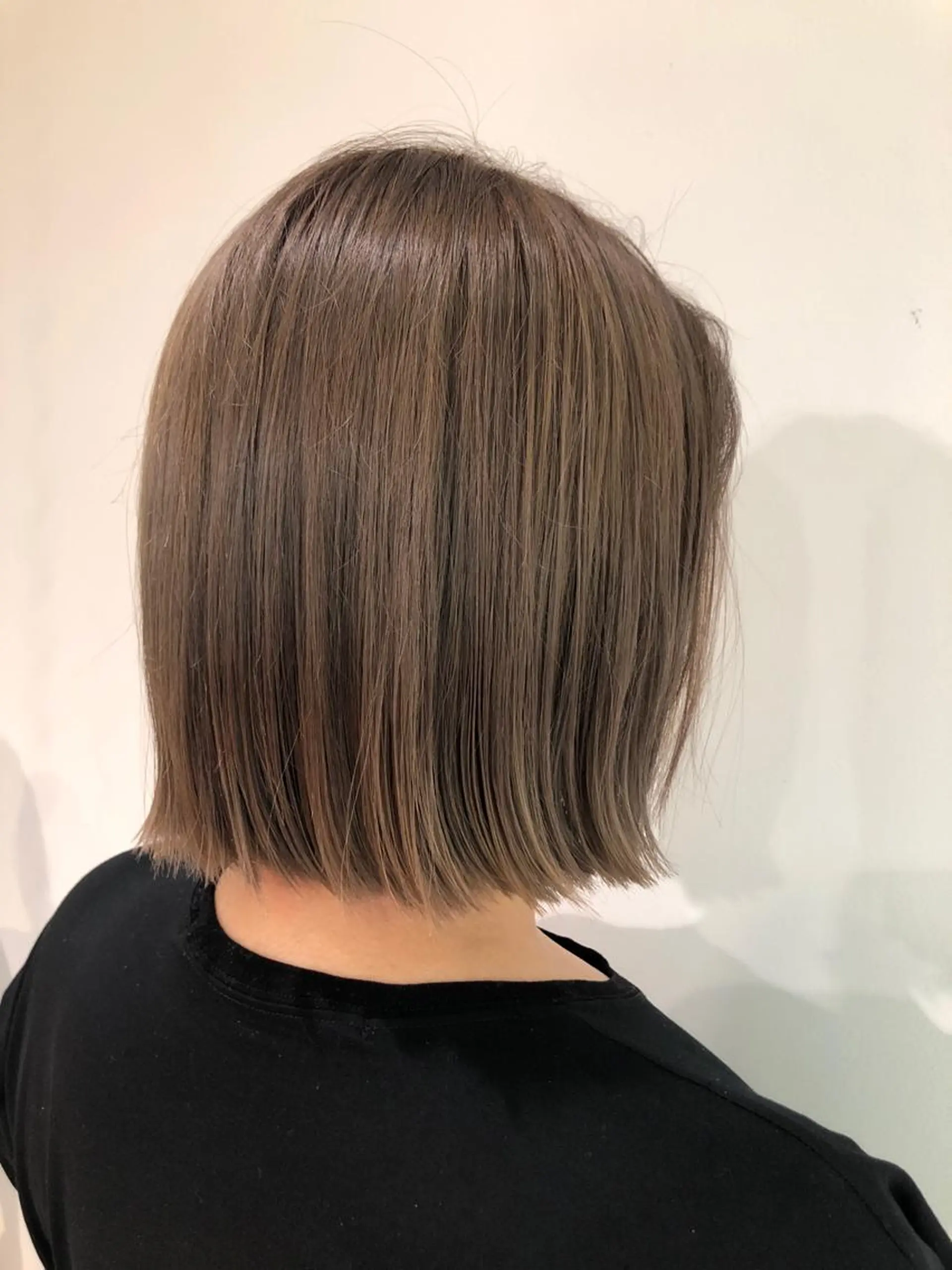 ショート カラー ベージュカラー ブリーチ ミルクティーベージュ カット ヘアカラー トリートメント scene. haraのヘアスタイル