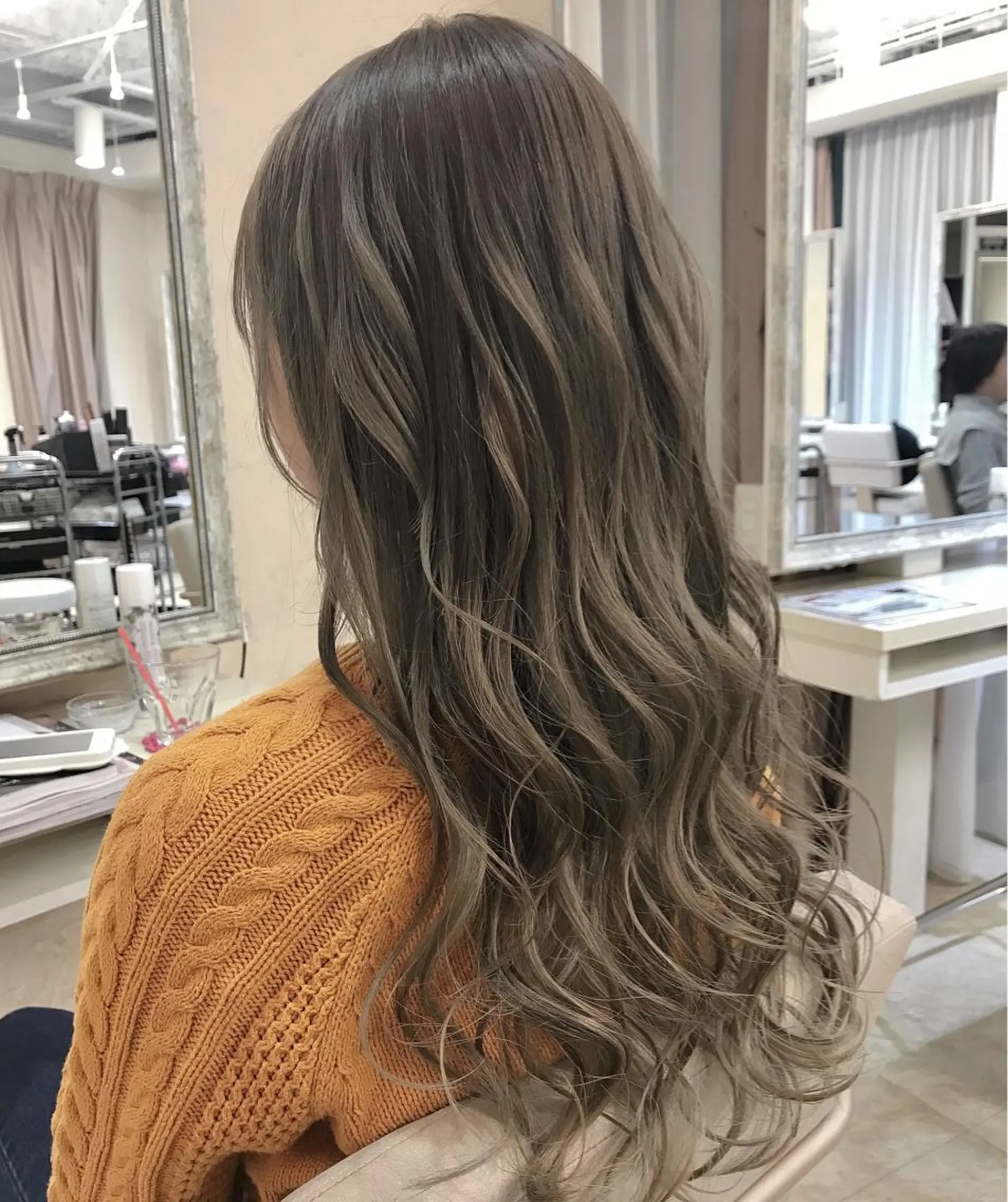 ロング カラー バレイヤージュ グレージュ イルミナカラー ミルクティーグレージュ レイヤーカット 【透明感、艶髪】西村 有司のヘアスタイル