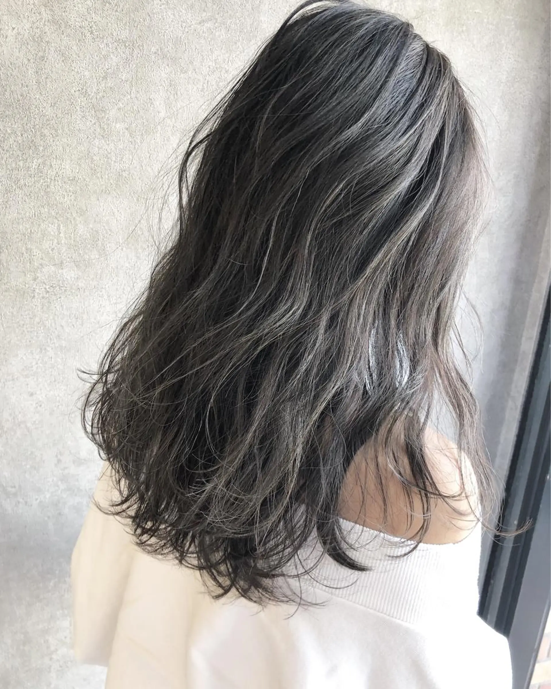 セミロング カラー 顔周りレイヤー/韓国 ブリーチminamiのヘアスタイル