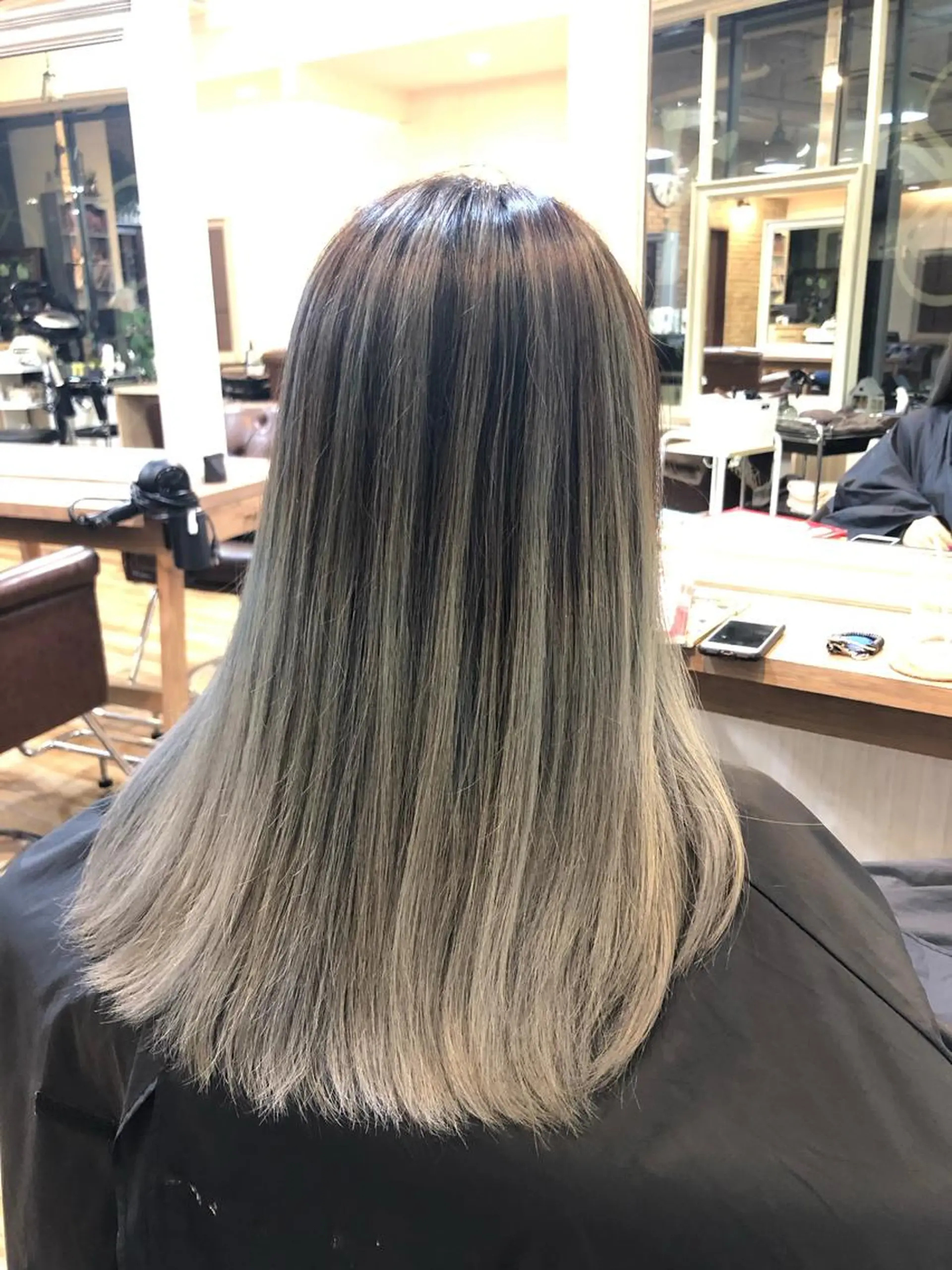 セミロング カラー 服部 樹季のヘアスタイル