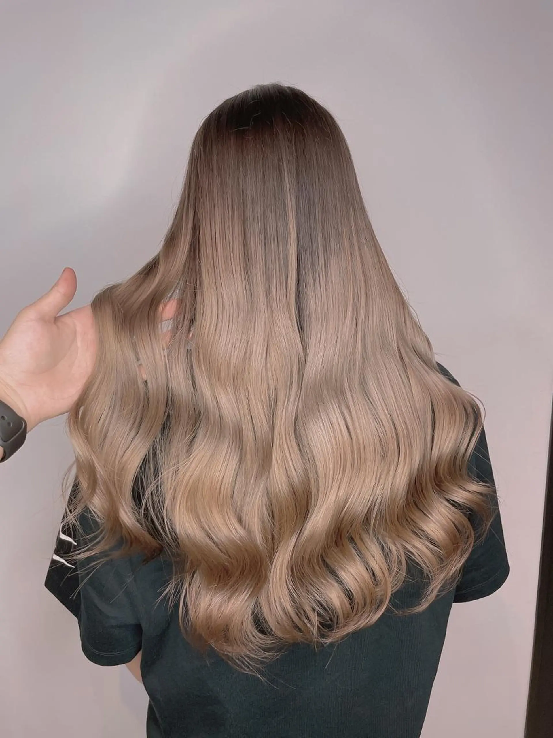 ロング カラー ベージュカラー ブリーチ グラデーションカラー ミルクティーベージュ カット ヘアカラー エクステ/ハイトーン レイヤーHIROのヘアスタイル