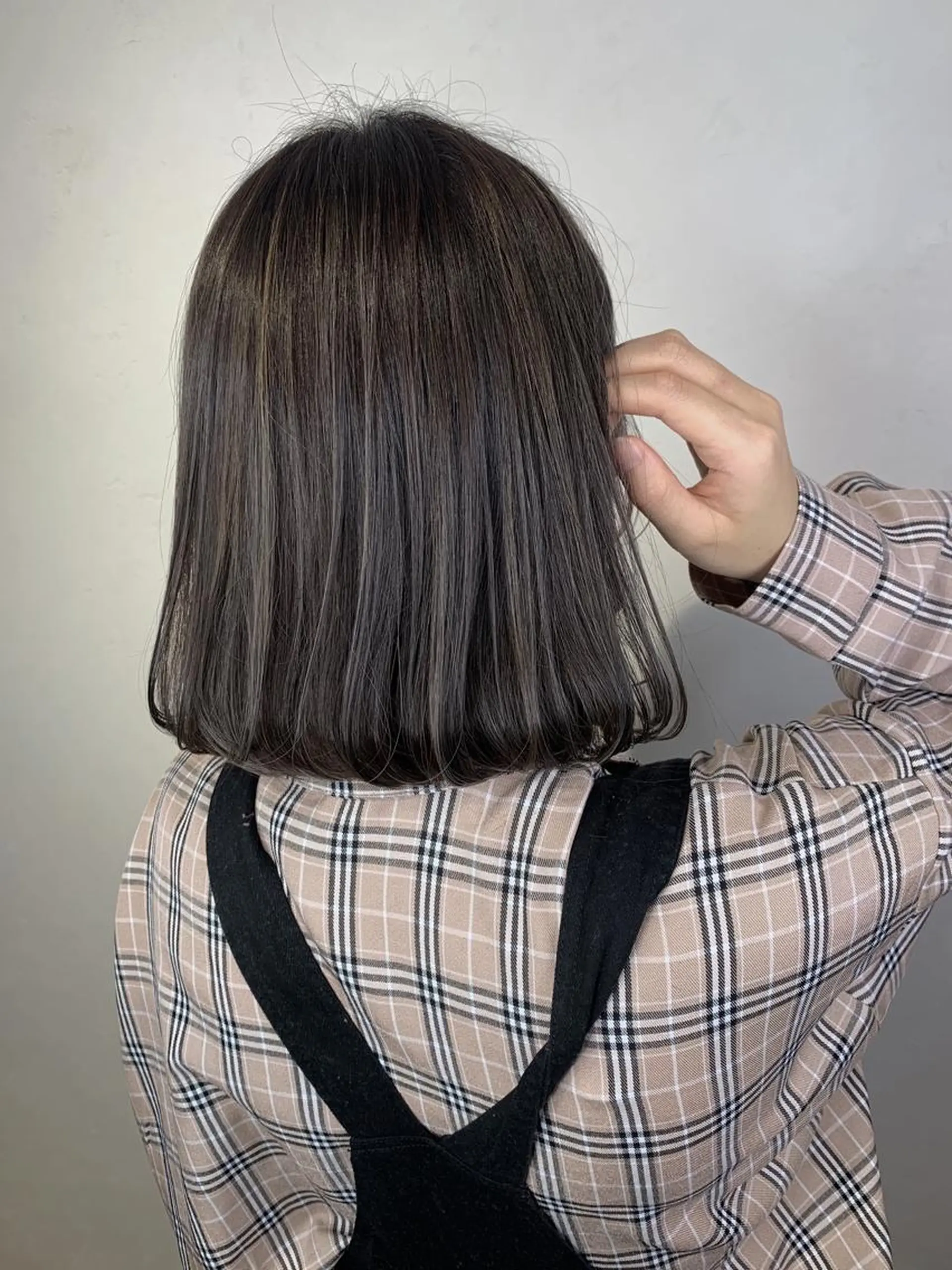 ミディアム ボブ カット ヘアカラー ＿WHITE鳳店 アンダーバーホワイトのヘアスタイル