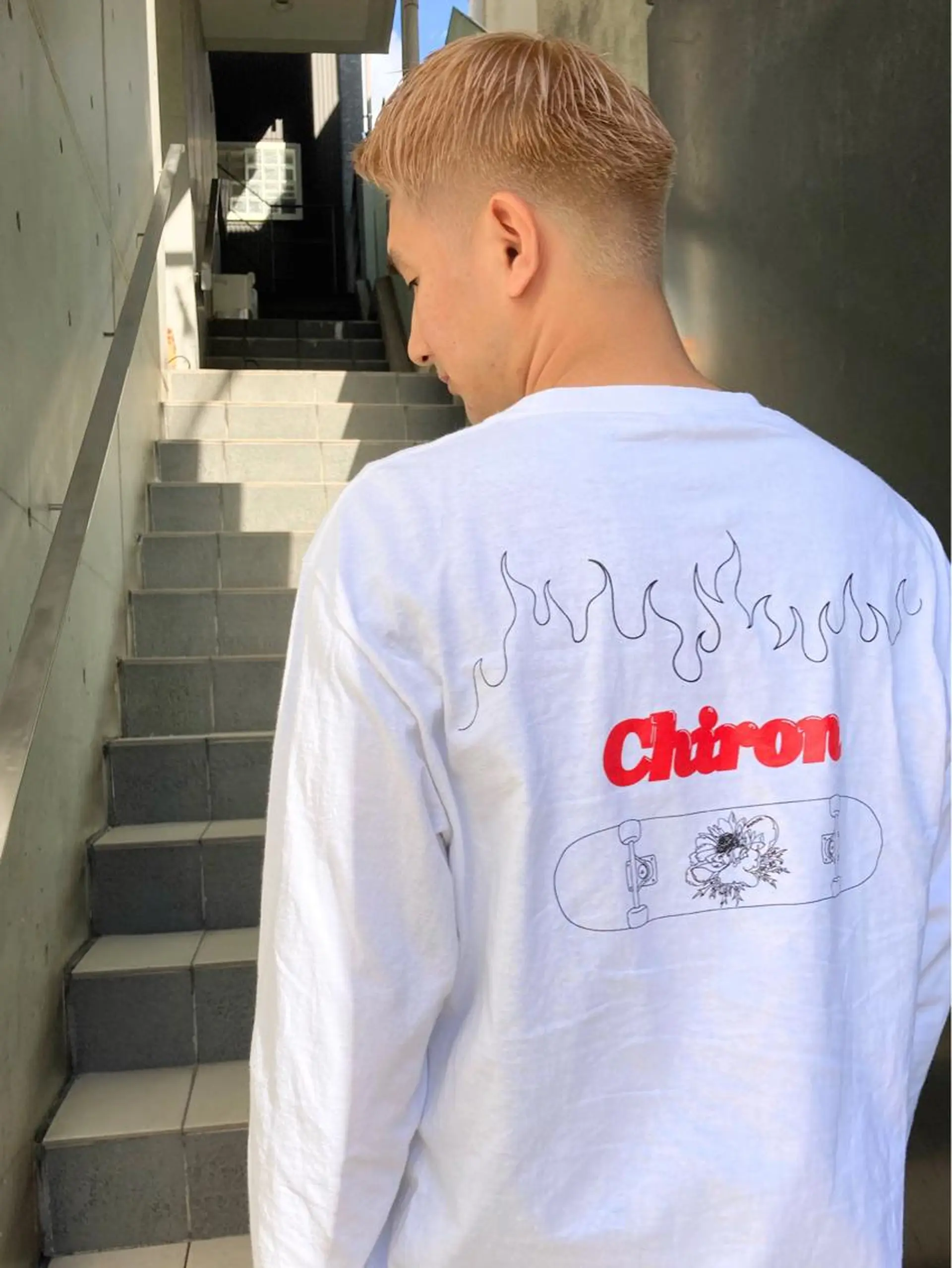 カラー メンズ ブロンド 顔まわりレイヤー デザインカットのヘアスタイル