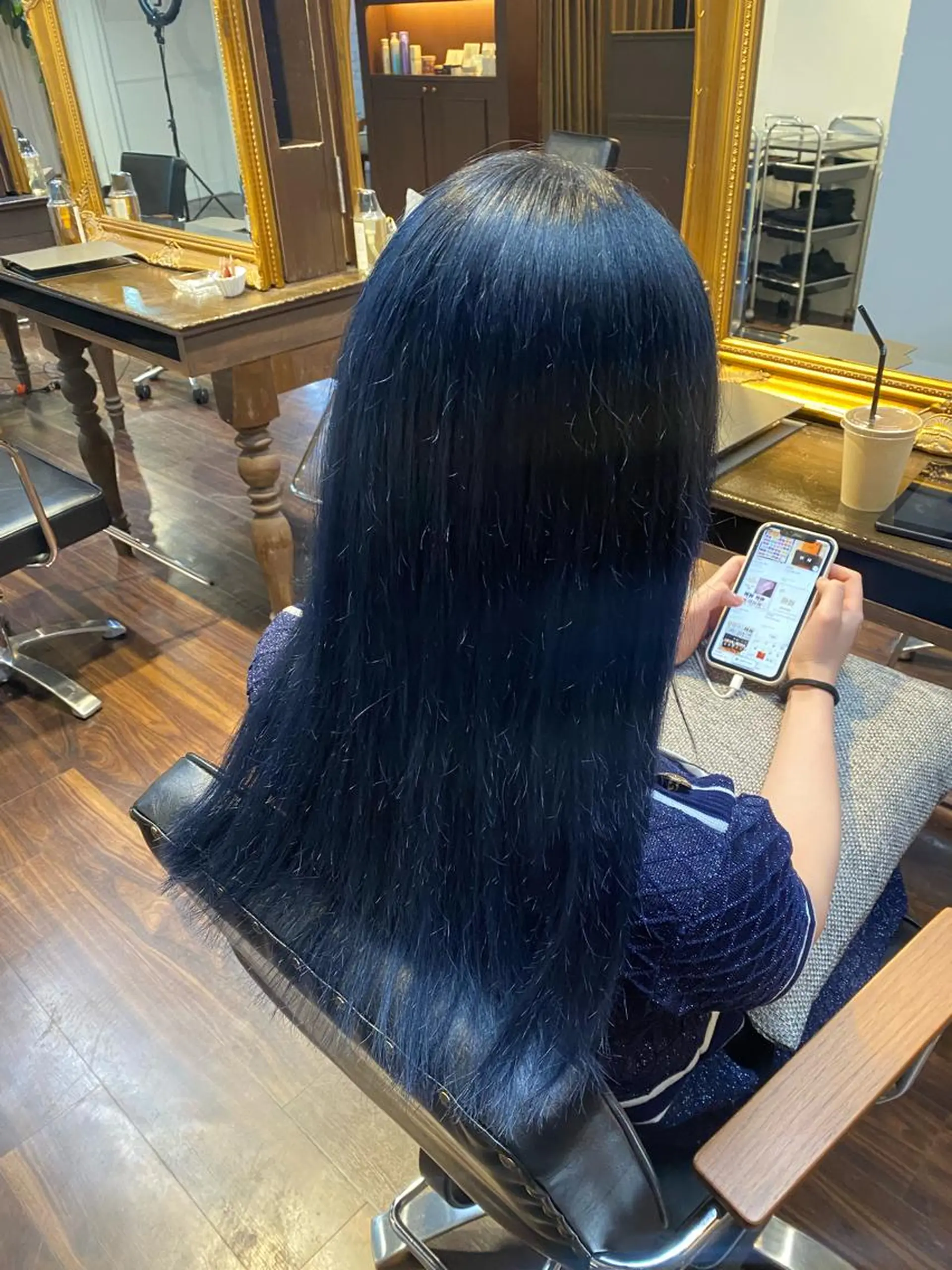 ロング カラー パーマ ヘアアレンジ アッシュ ブリーチ ブルーカラー ブルーアッシュ ネイビーカラー レイヤーカット×髪質 改善🇰🇷シオリのヘアスタイル