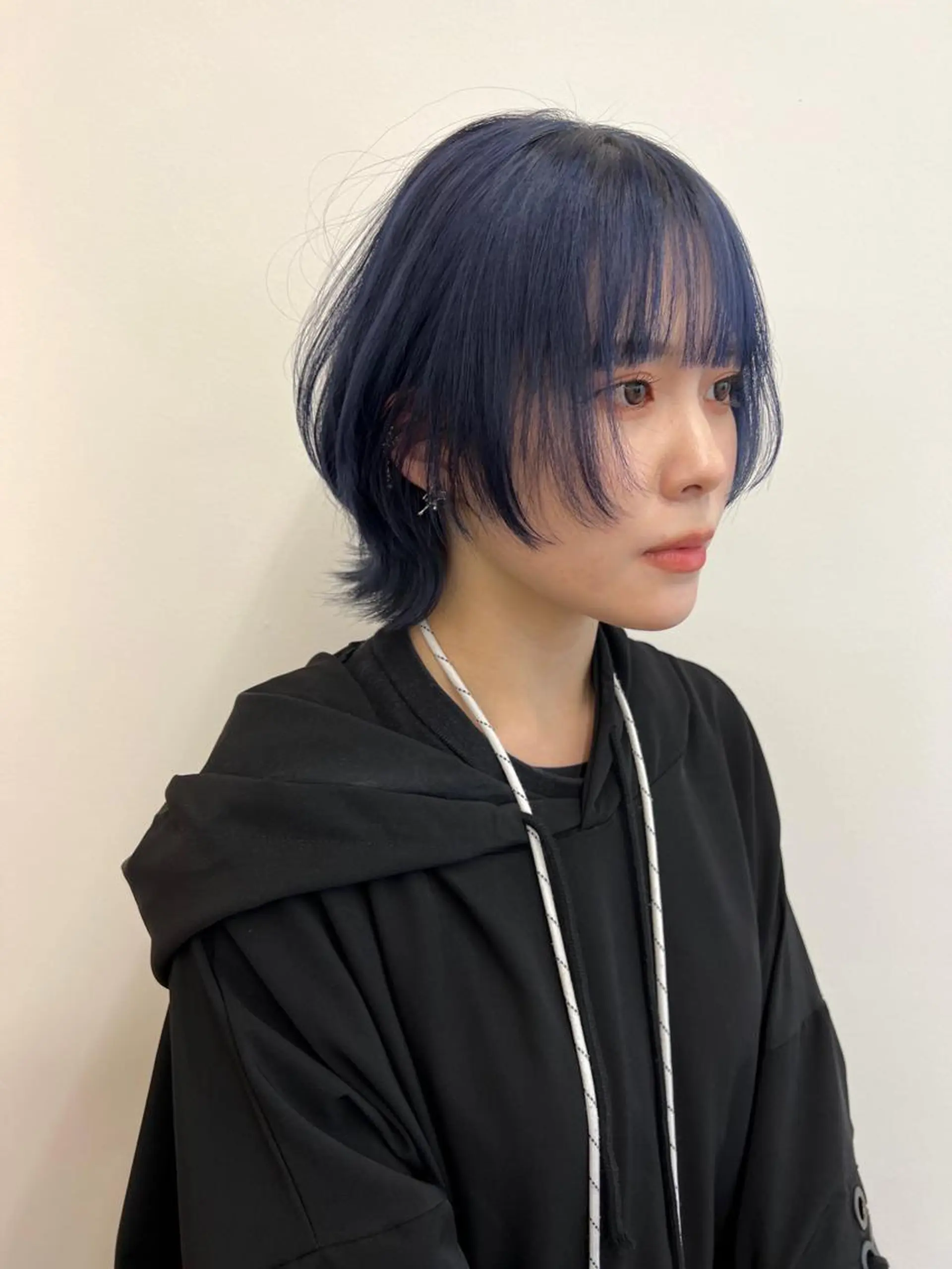 ショート カラー パーマ ヘアアレンジ メンズ キッズ ネイル マツエク・マツパ アイブロウ メンズウルフカット ブルーカラー ネイビーカラー ウルフカット ブルー カット ヘアカラー トリートメント ウルフレイヤーカット /チヒロのヘアスタイル