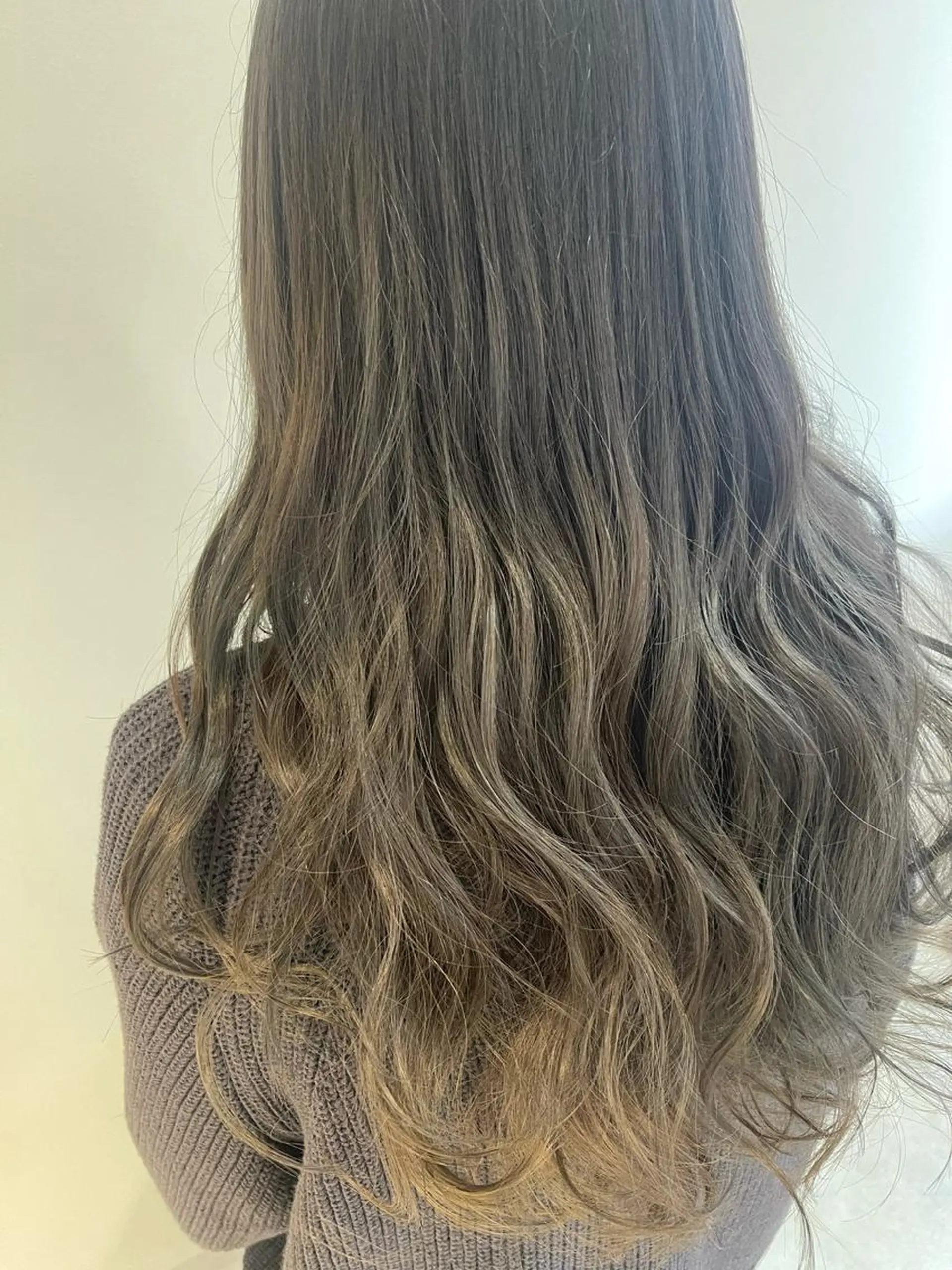 ロング カラー アッシュ アッシュグレー カット ヘアカラー トリートメント m i k u n aのヘアスタイル