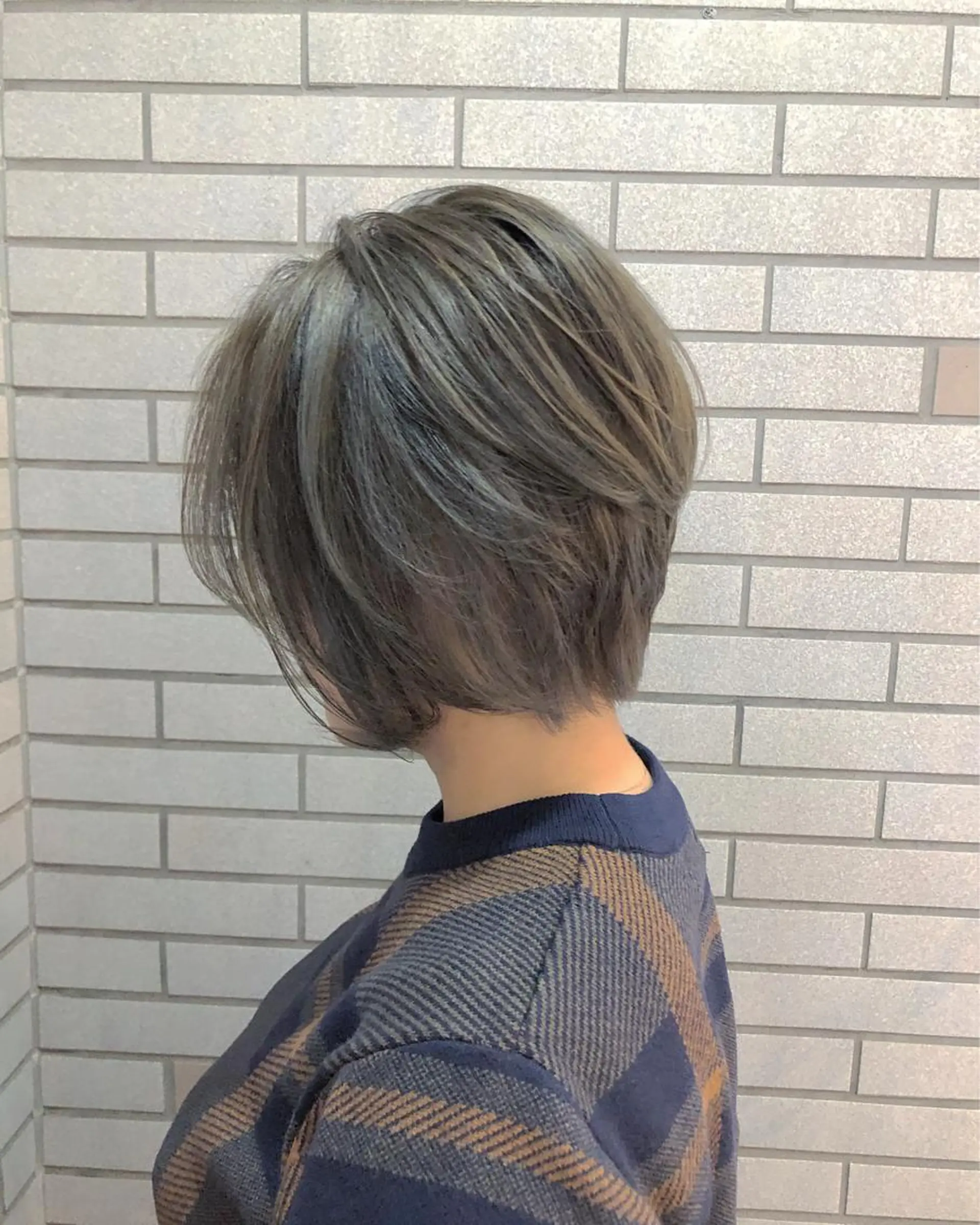 ショート カラー アディクシーカラー アッシュ ブリーチ ダークグレー ダブルカラー 中村 よしひでのヘアスタイル