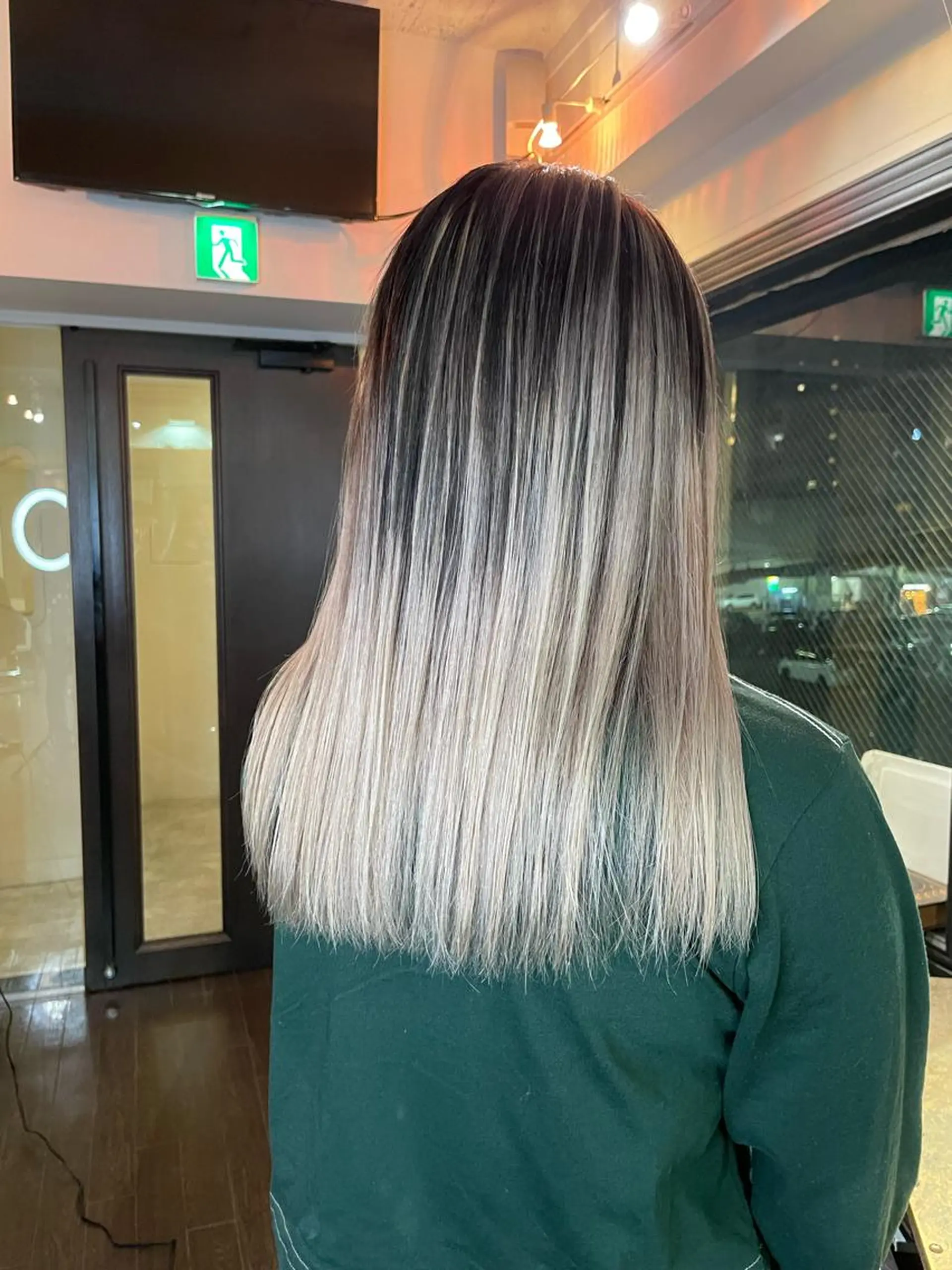 セミロング アッシュ ボブ 外国人風カラー ハイライト レイヤーカット 安田和洋 ブリーチカラー特化のヘアスタイル