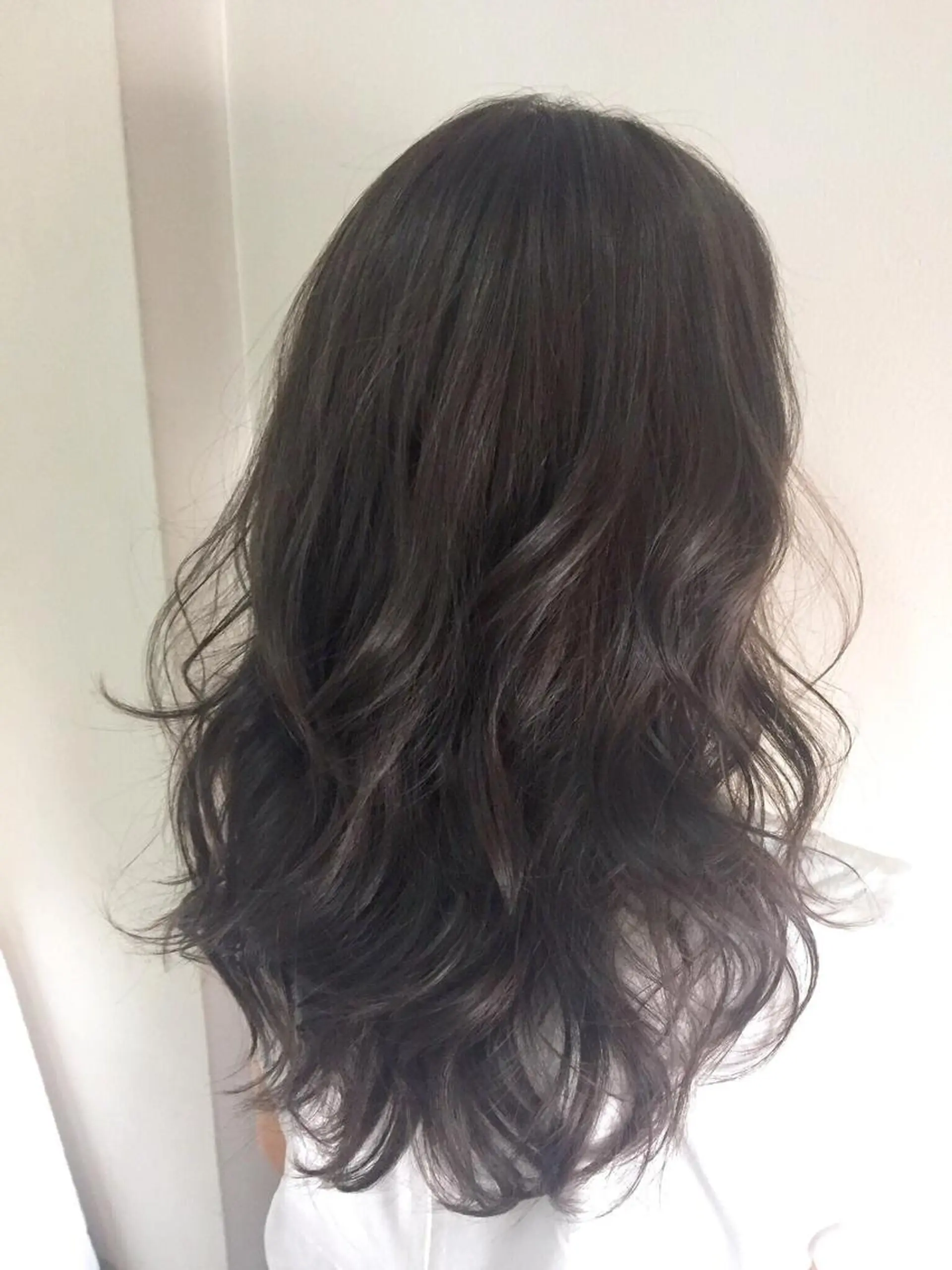 セミロング カラー パーマ アッシュ アッシュグレー アッシュグレージュ グレージュ 若杉 諒のヘアスタイル