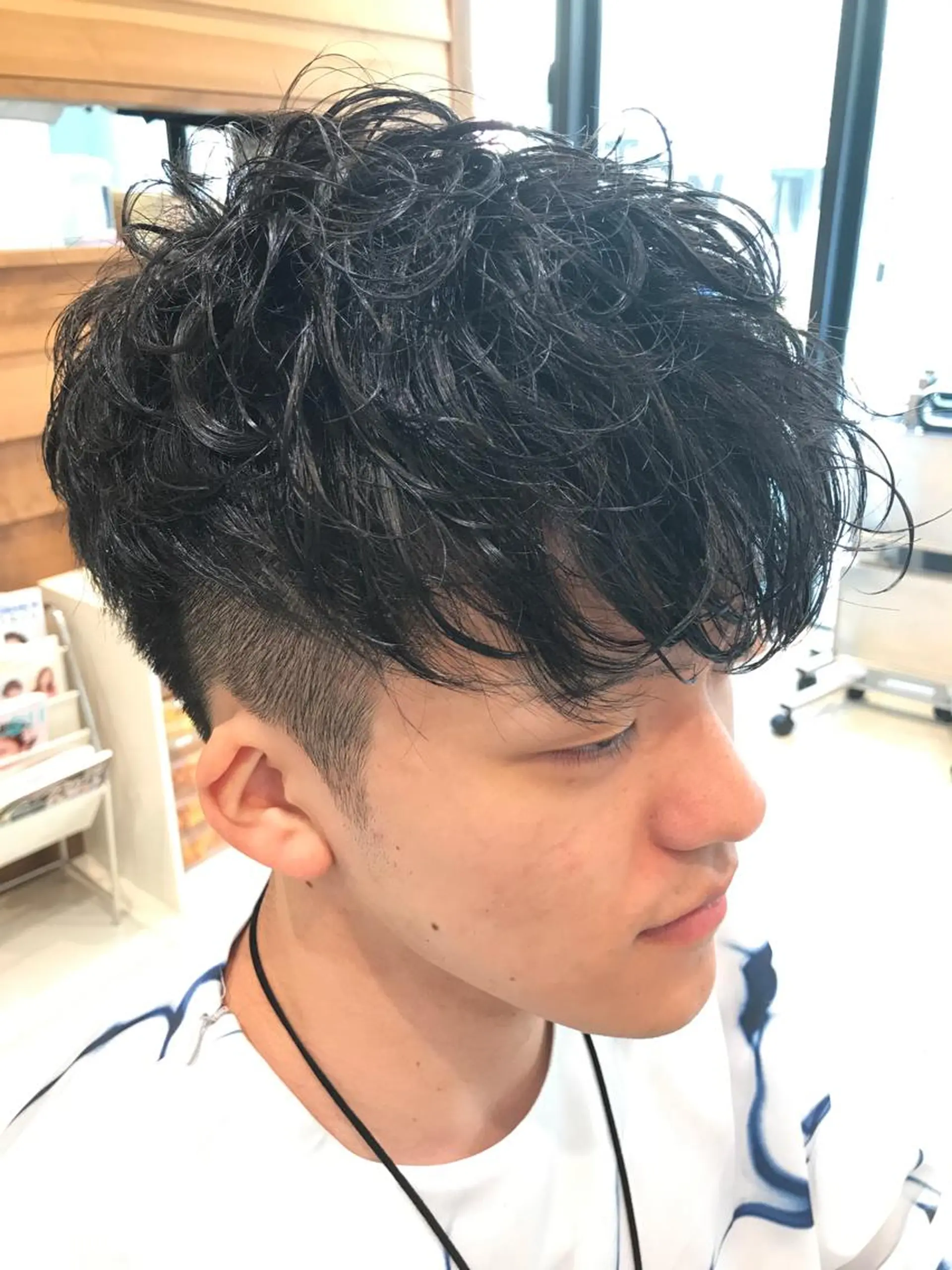 ショート カラー パーマ メンズ メンズパーマ メンズショート 刈り上げ 黒髪 ブルーカラー Vir by browのヘアスタイル