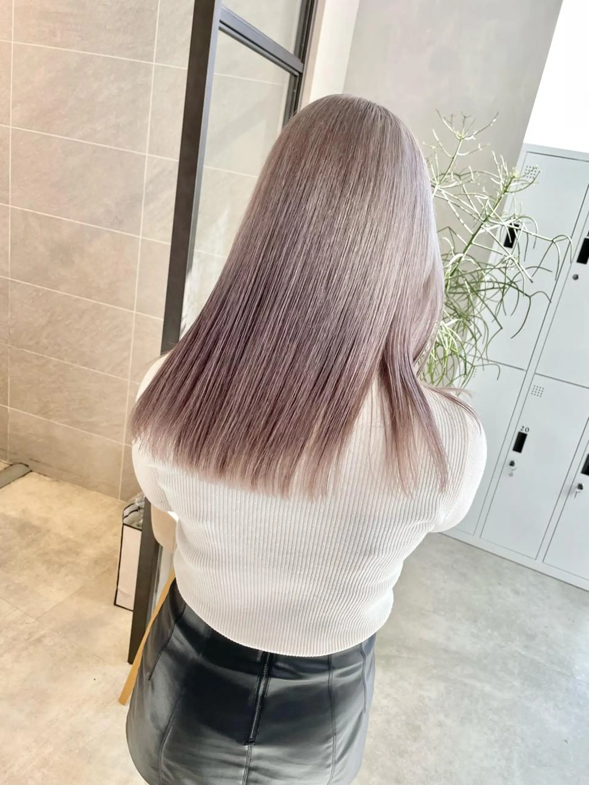 ロング カラー グレージュ ハイトーン×レイヤー ／遠藤将太のヘアスタイル