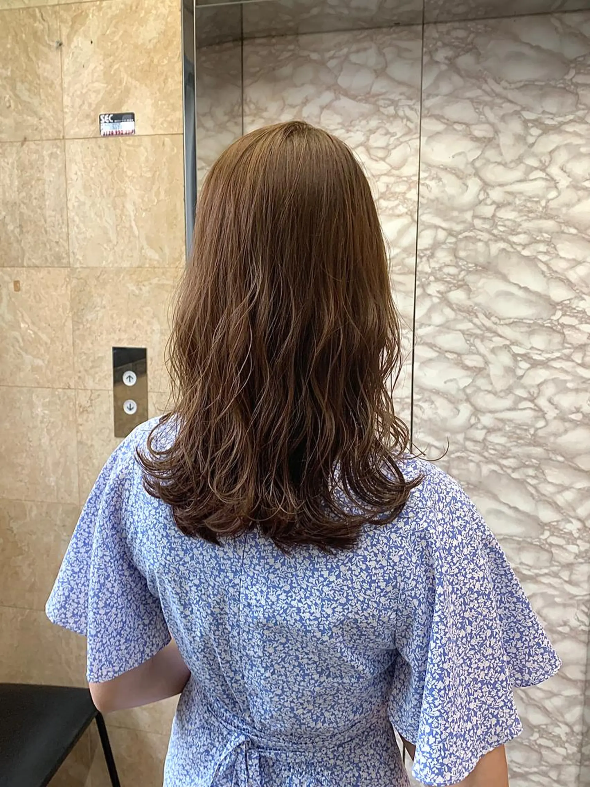 ミディアム カラー ヘアアレンジ 🌟小顔レイヤー× 赤み消し透明感カラーのヘアスタイル