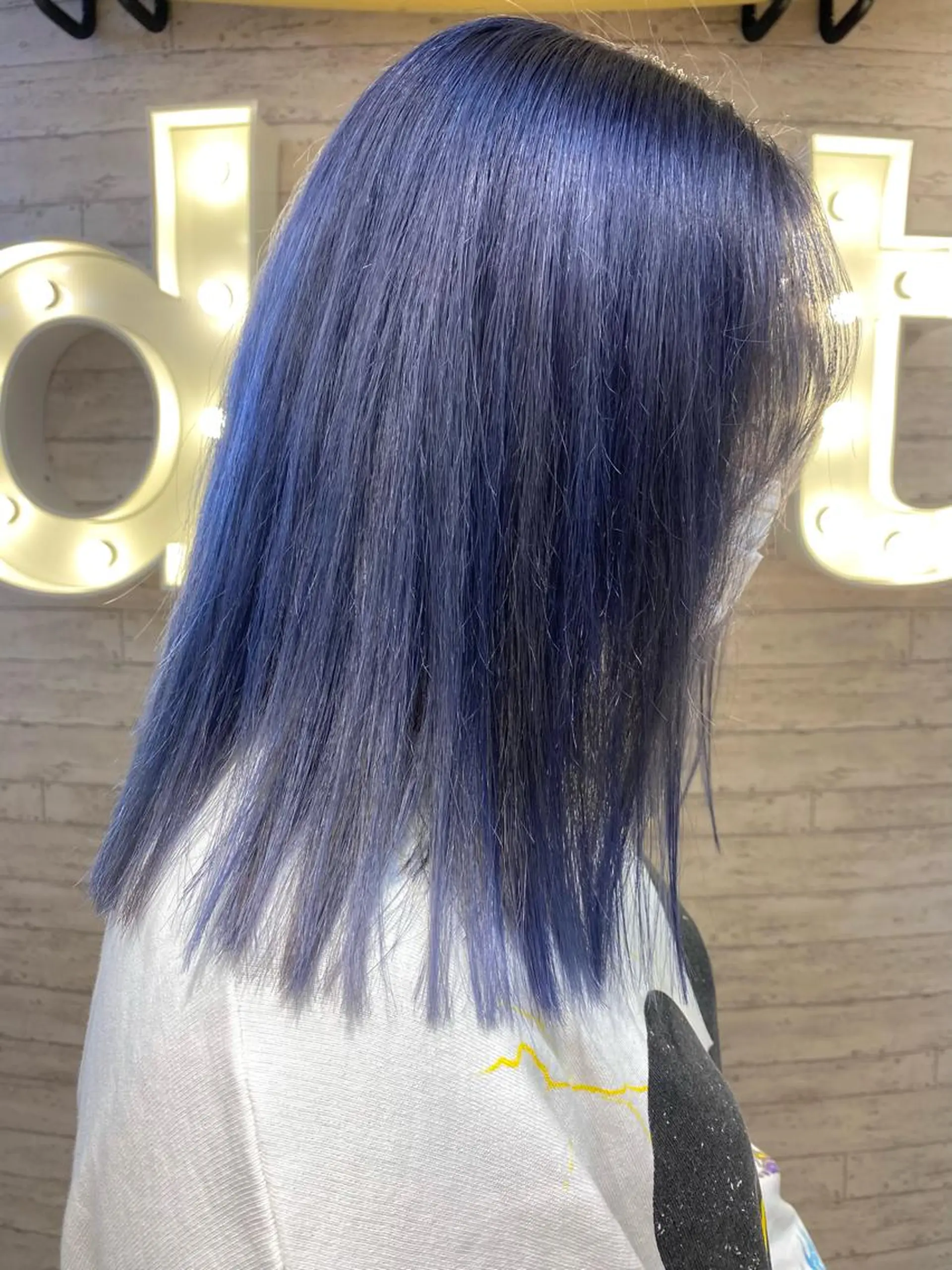 ミディアム カラー ブルーカラー シルバー 遠藤沙也加 /レイヤーカットのヘアスタイル