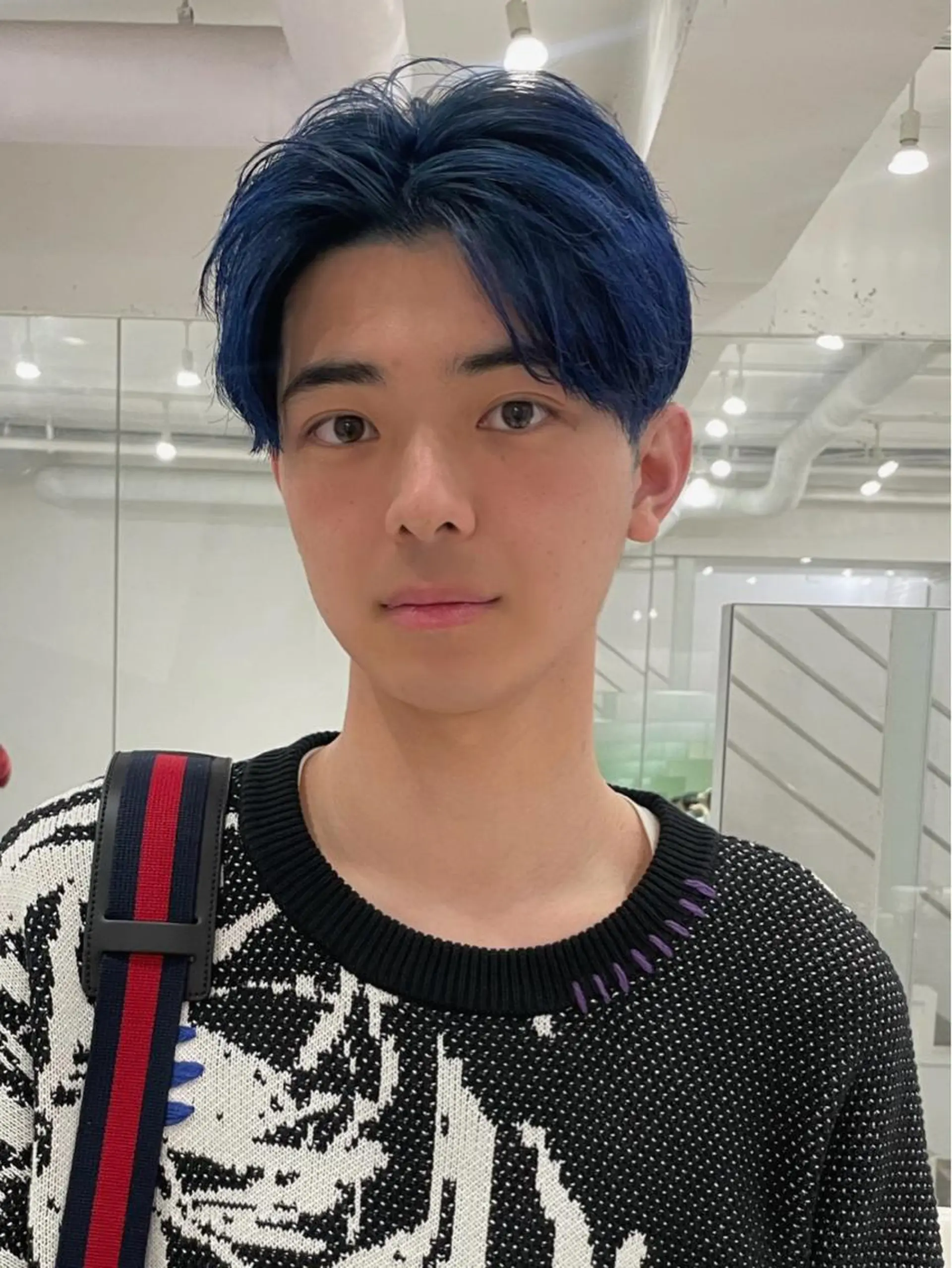 ショート カラー メンズ メンズバレイヤージュ メンズブリーチ センターパート フェードカット メンズハイライト カット ヘアカラー トリートメント スパイラルパーマ 🌐hina⭐️のヘアスタイル