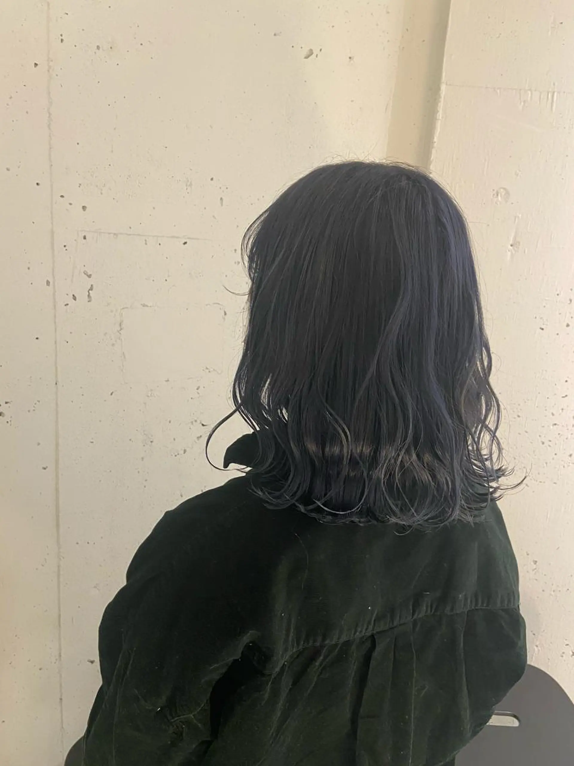 ミディアム カラー 黒髪 ブリーチ ブルーカラー ブルーブラック ケアブリーチ カジュアルを女っぽく 𝗮𝘆𝗮𝗰𝗼のヘアスタイル