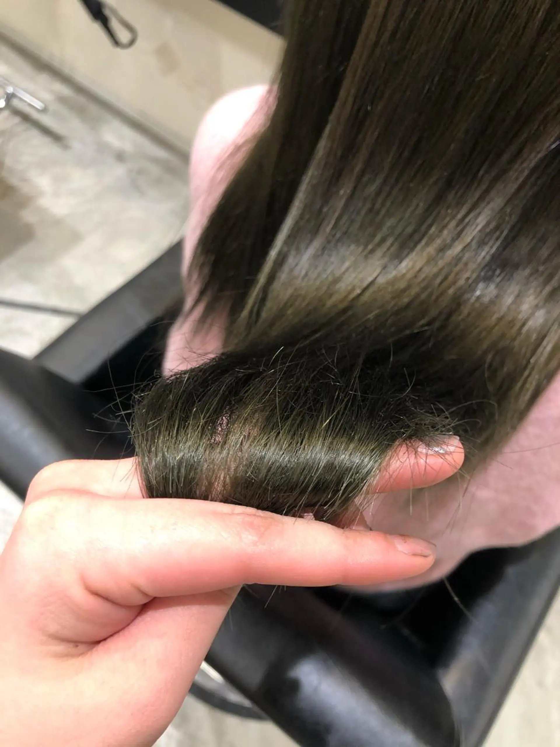 セミロング カラー オリーブカラー 丸尾 沙弥香のヘアスタイル