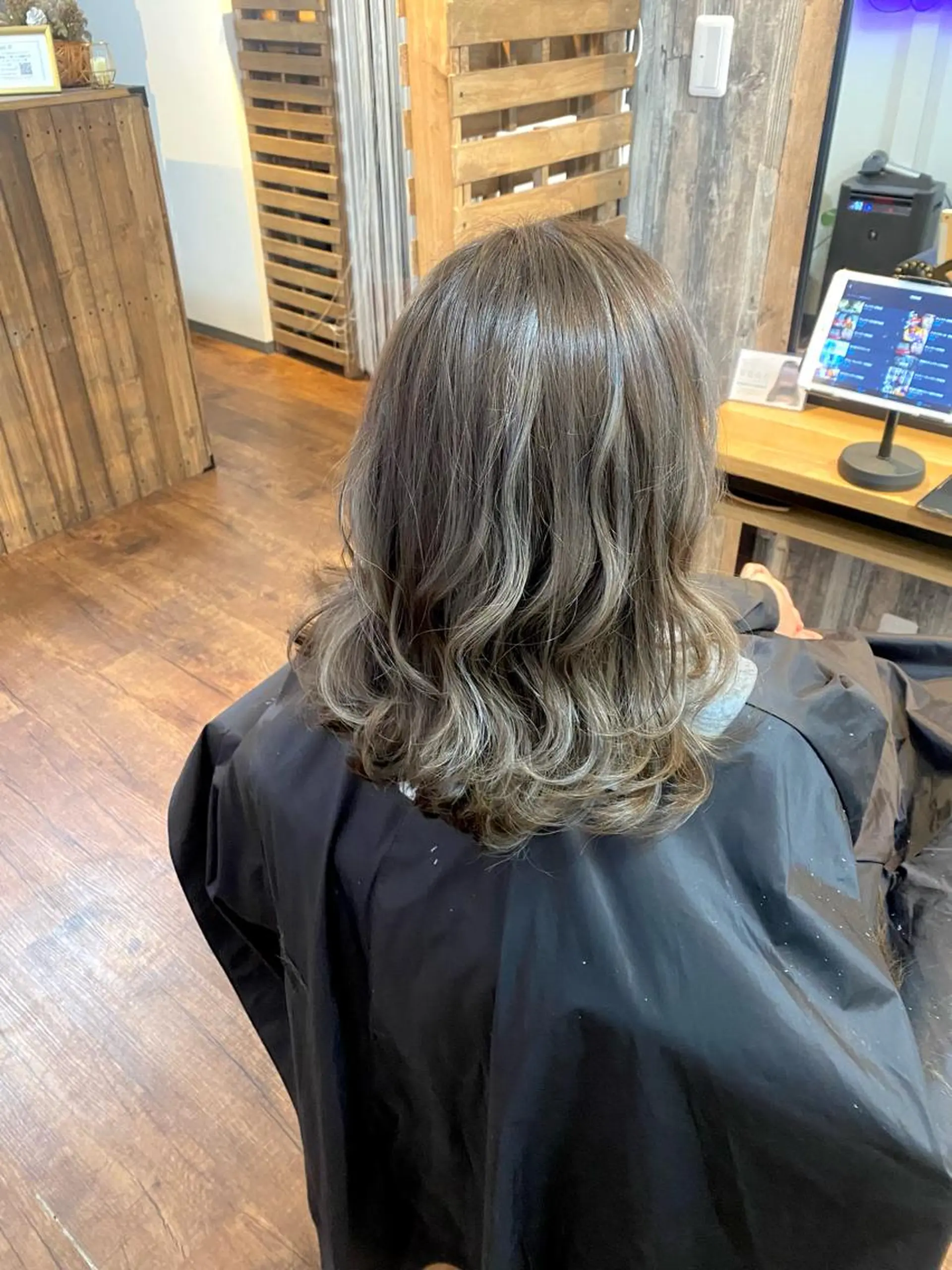 セミロング カラー ハイライトカラー ハイライト カット ヘアカラー トリートメント Luzir⭐︎ GEN⭐︎のヘアスタイル