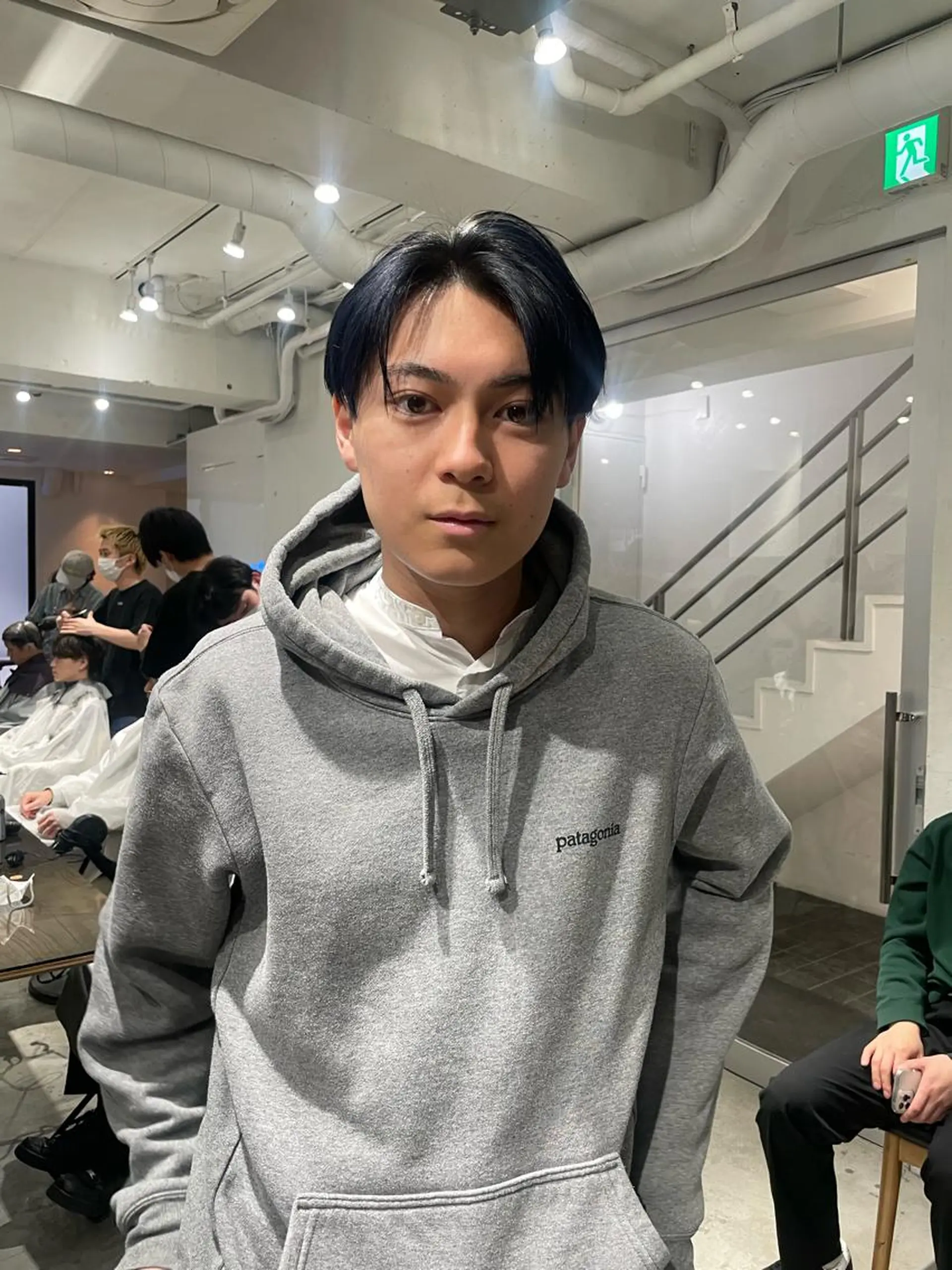 ショート カラー メンズ メンズバレイヤージュ メンズブリーチ センターパート フェードカット メンズハイライト カット ヘアカラー トリートメント スパイラルパーマ 🌐hina⭐️のヘアスタイル