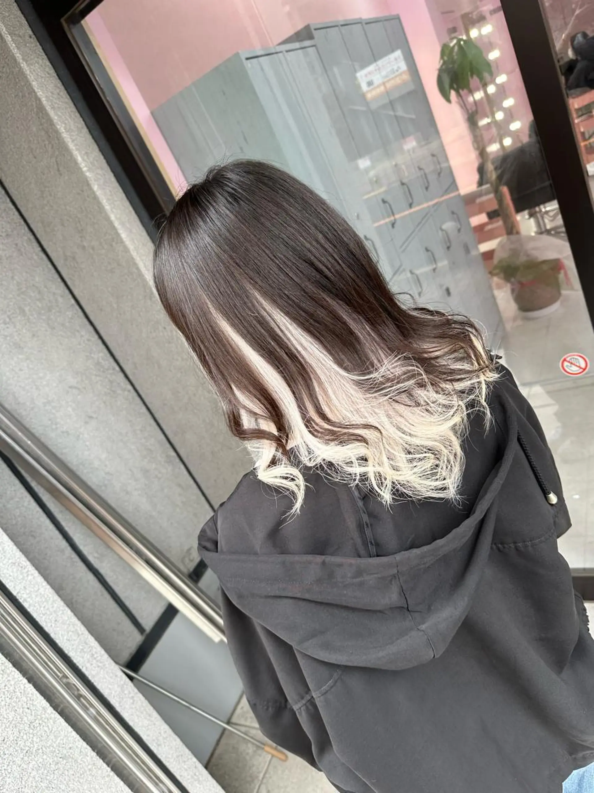 セミロング カラー ブリーチ✖️レイヤー MANATO🎨🌈のヘアスタイル