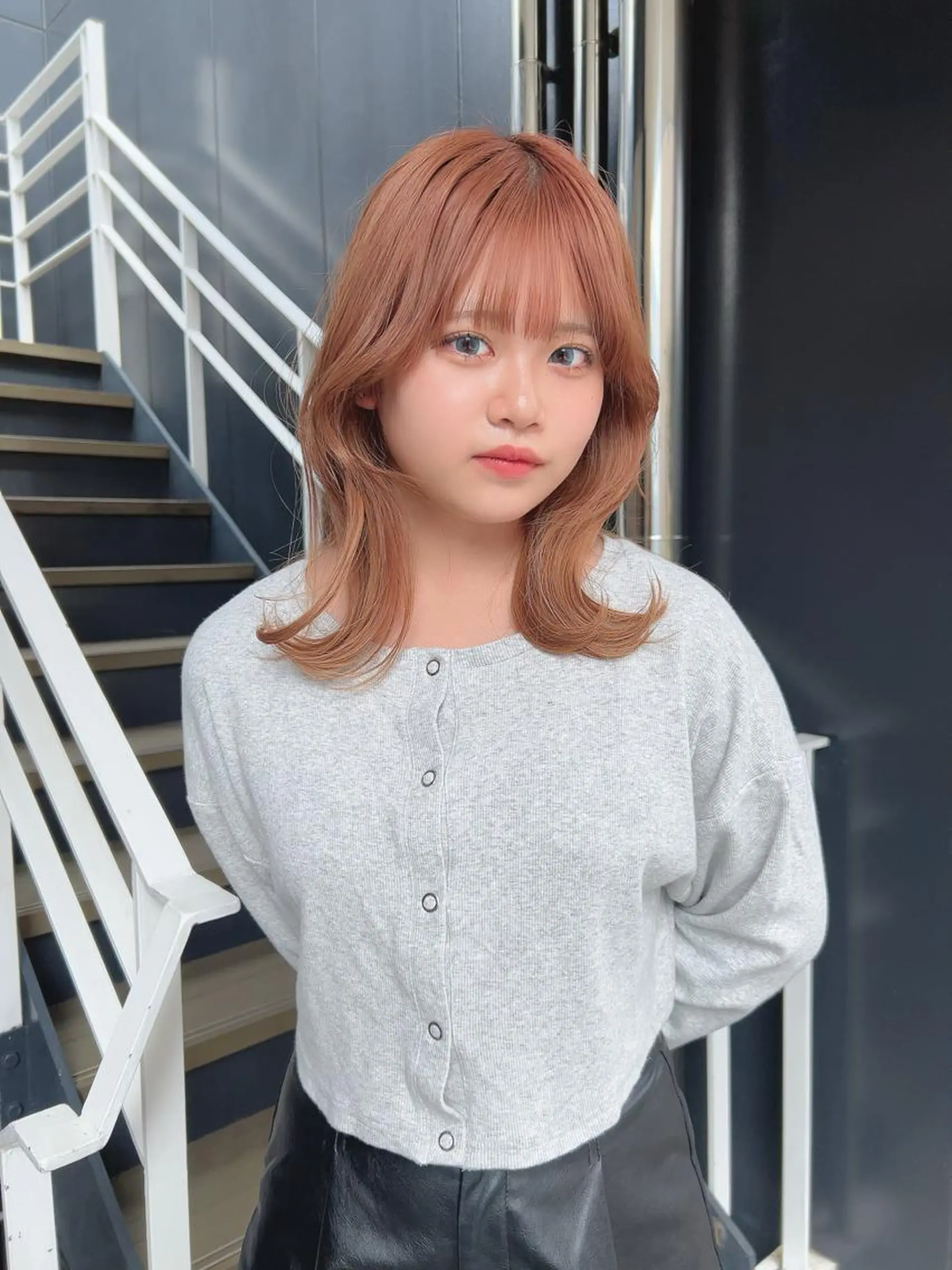 ミディアム ヘアカラー トリートメント 韓国🇰🇷レイヤー カットオリーブカラーのヘアスタイル