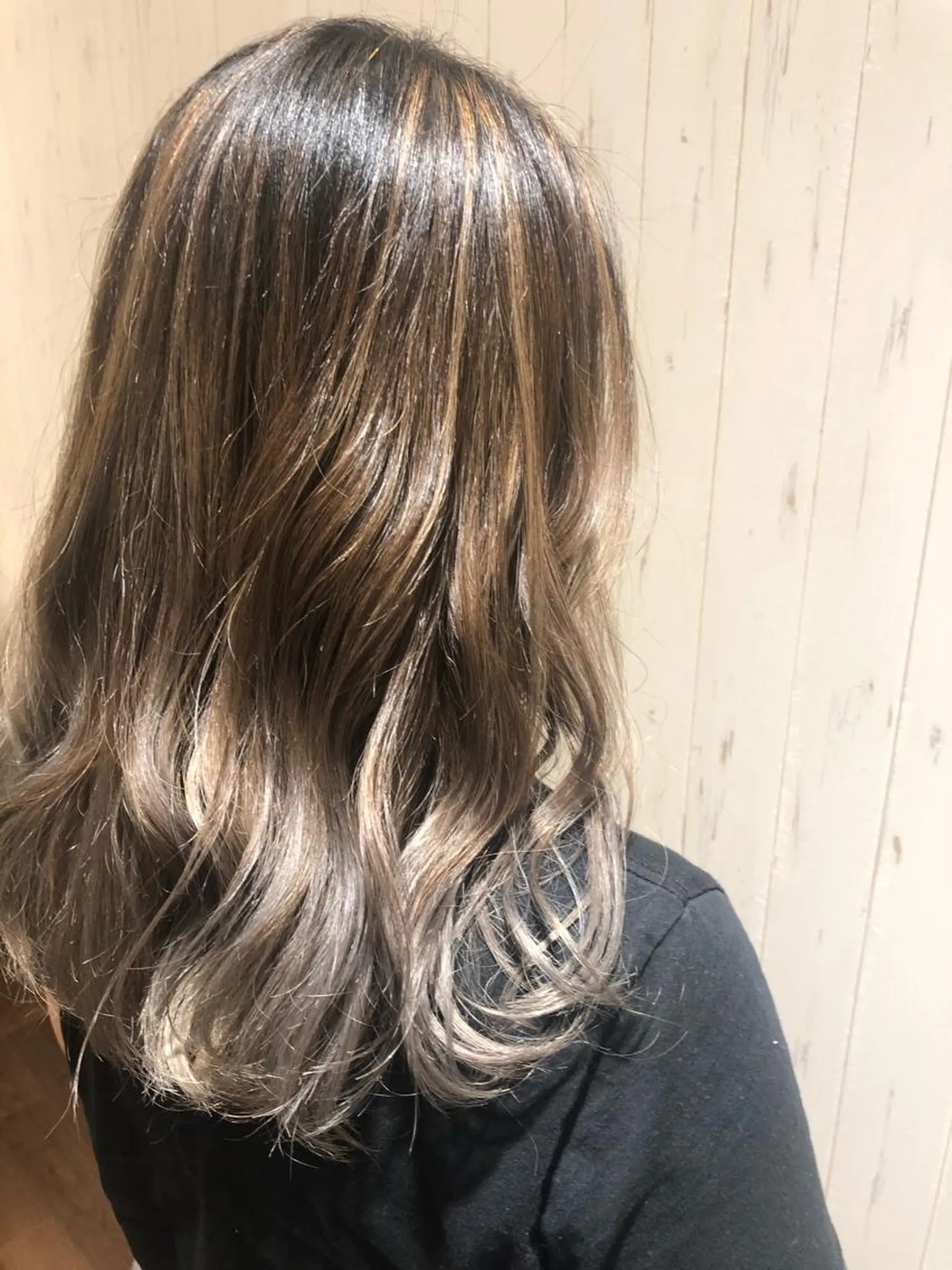 セミロング カラー バレイヤージュ レイヤーカット 小笠原 愛美のヘアスタイル