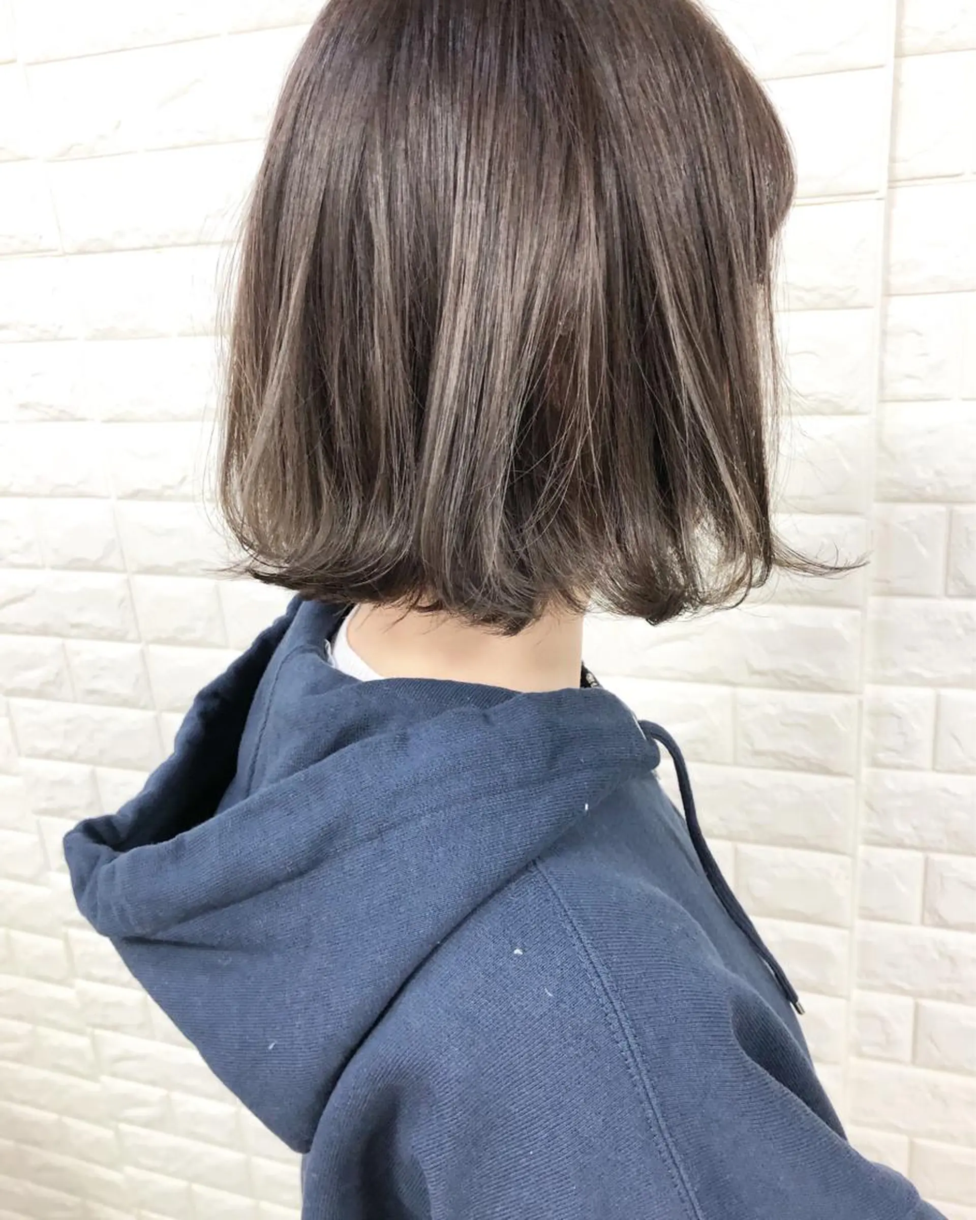 ミディアム カラー 切りっぱなしボブ ブリーチ ケアブリーチ グレージュ シアーグレージュ カット ヘアカラー トリートメント famille所属・famille ファミーユのヘアスタイル