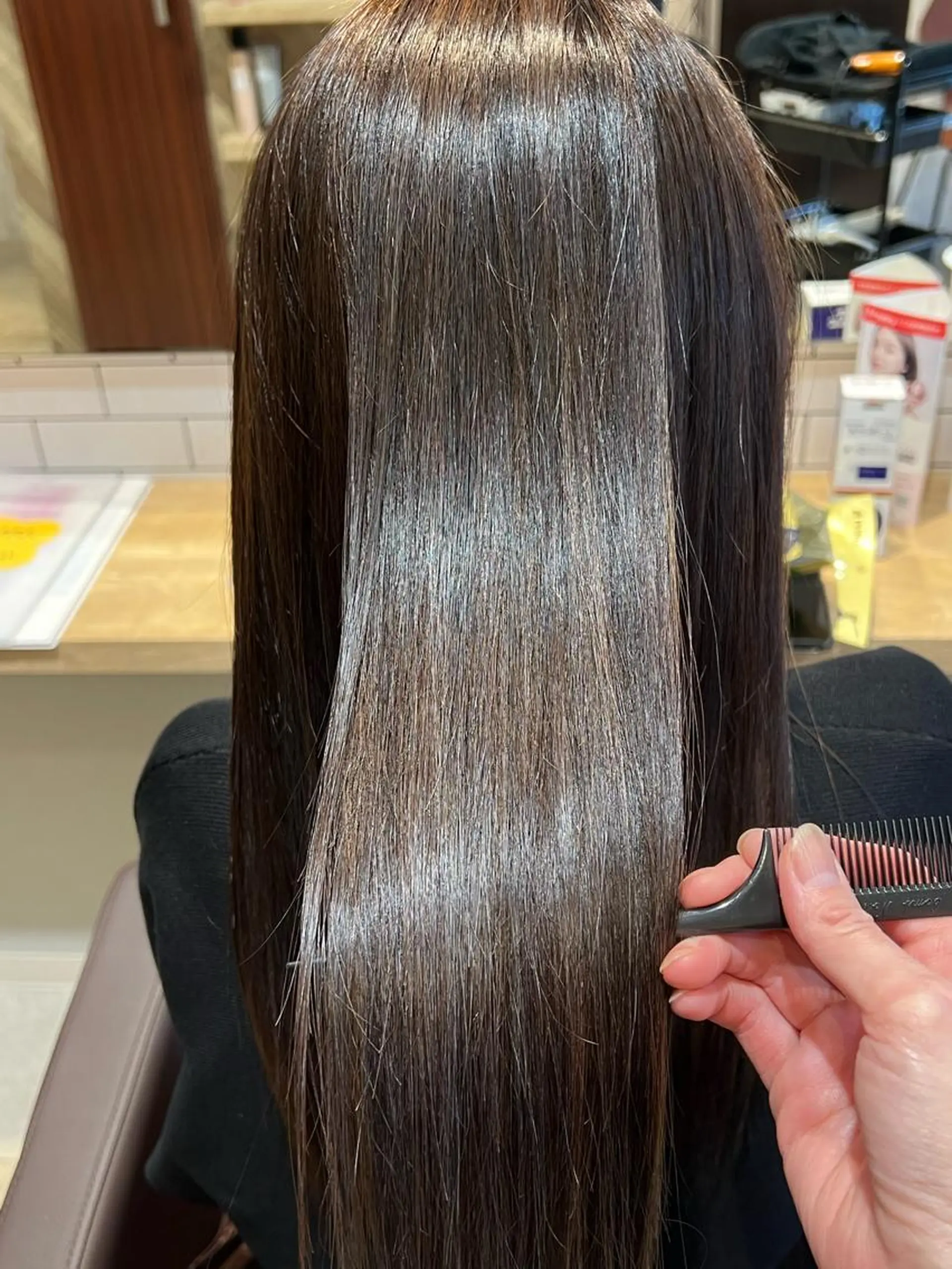 ロング カット ヘアカラー トリートメント Confamille のヘアスタイル