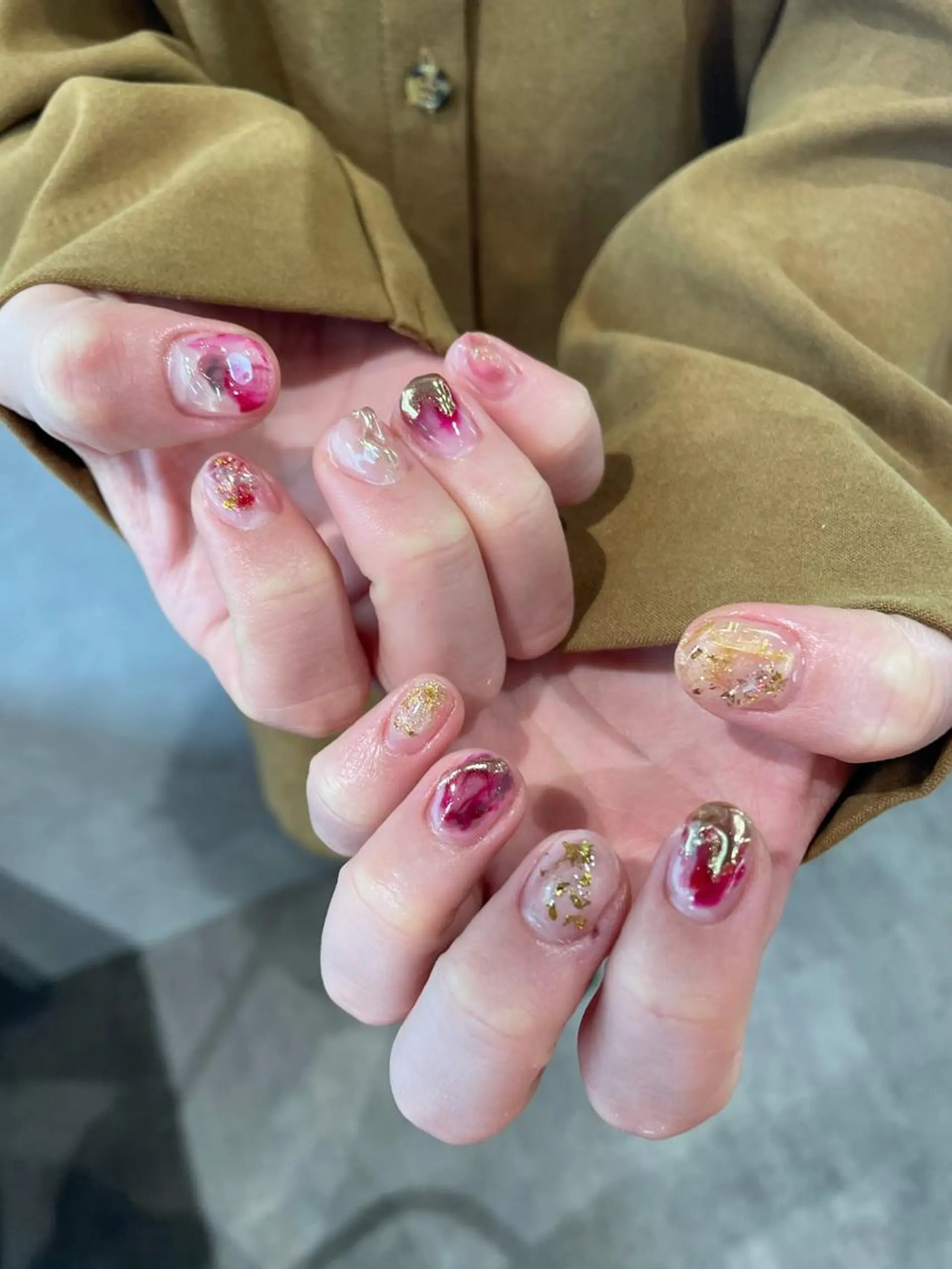 ネイル ボルドー ゴールド ハンドネイル ナチュラル透明感🌱 小山美樹子のヘアスタイル