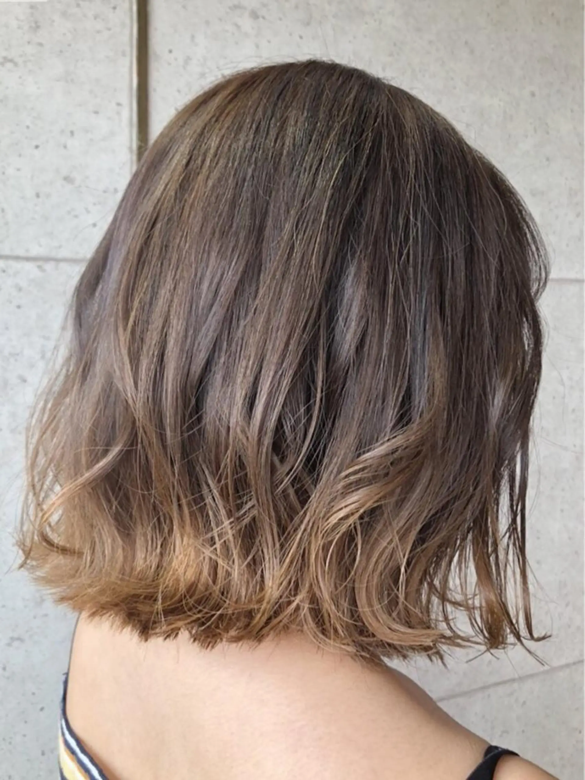 ミディアム カラー 切りっぱなしボブ ベージュカラー グラデーションカラー ハイライトカラー ボブ 福森 みずきのヘアスタイル