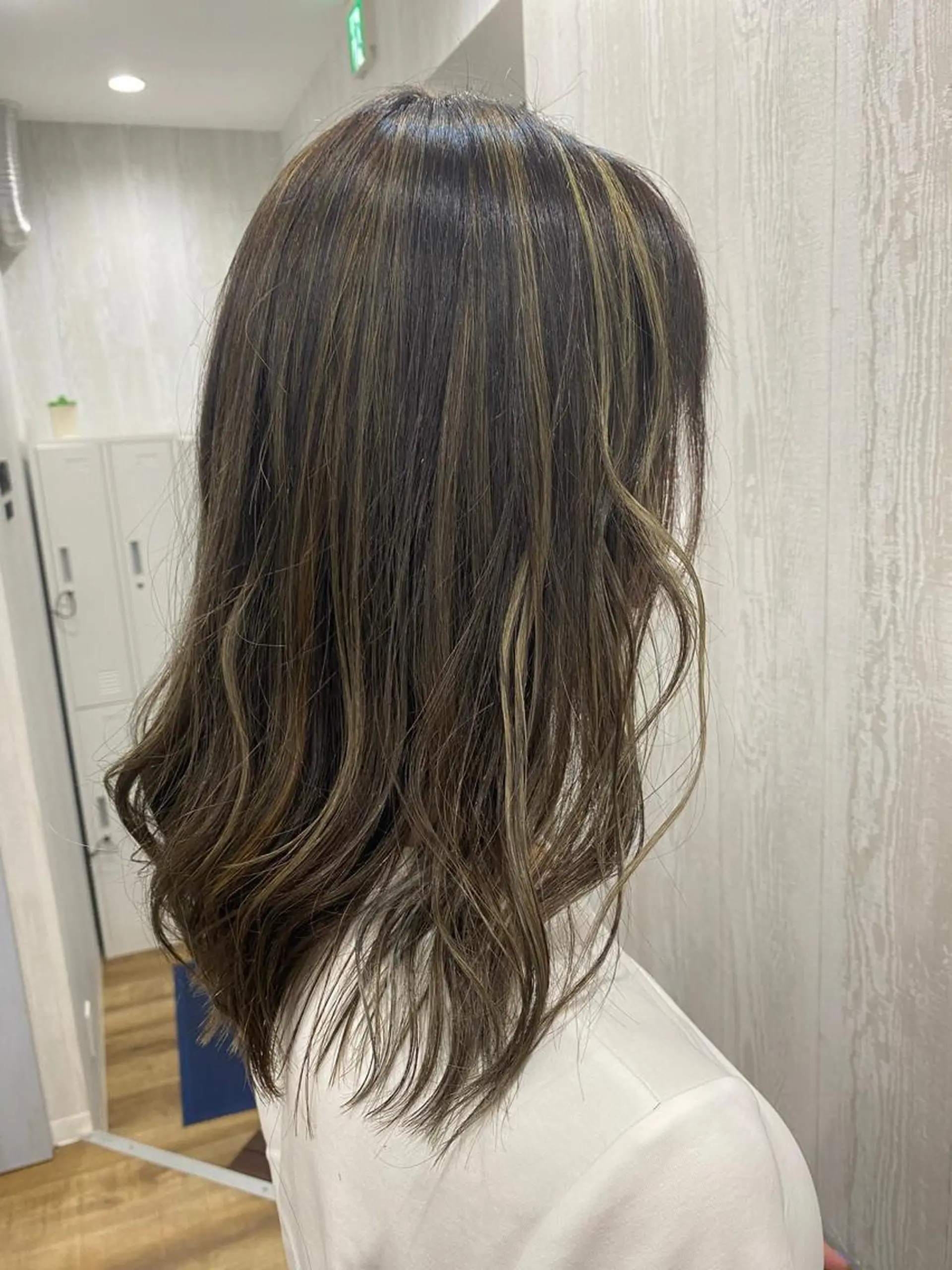 セミロング ハイライト カット ヘアカラー トリートメント TELA HAIR 岩槻　高梨のヘアスタイル