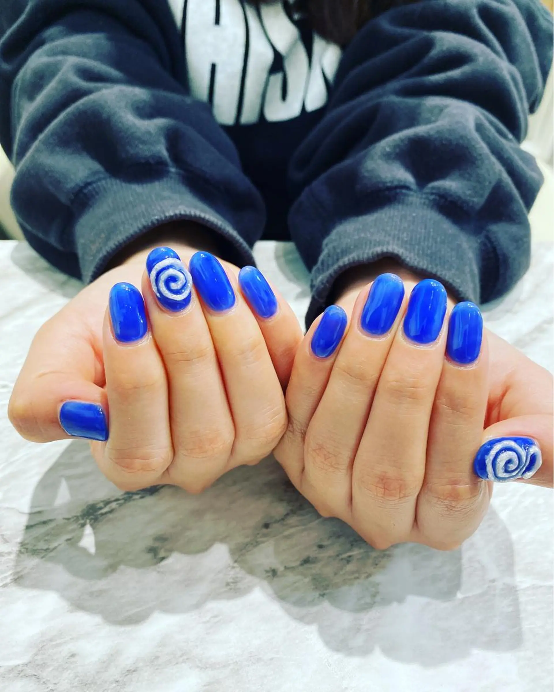 ネイル ブルー ハンドネイル フットネイル ハンドケア ✴︎:.｡. MAKI.｡.:✴︎のネイルデザイン