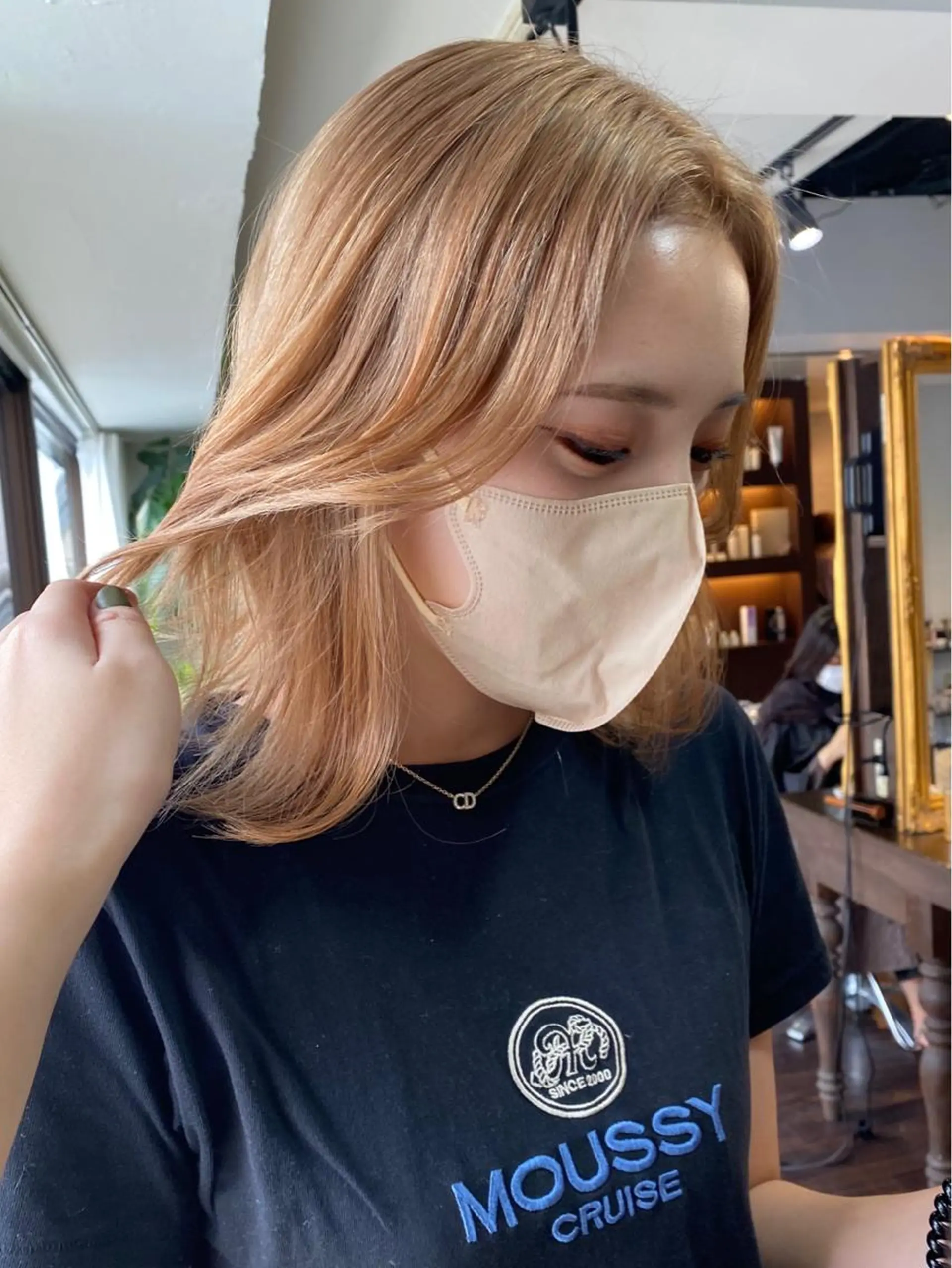 ミディアム カラー ヘアアレンジ ベージュカラー ブリーチ ダブルカラー ハイトーンカラー ハイトーンベージュ レイヤーカット×髪質 改善🇰🇷シオリのヘアスタイル