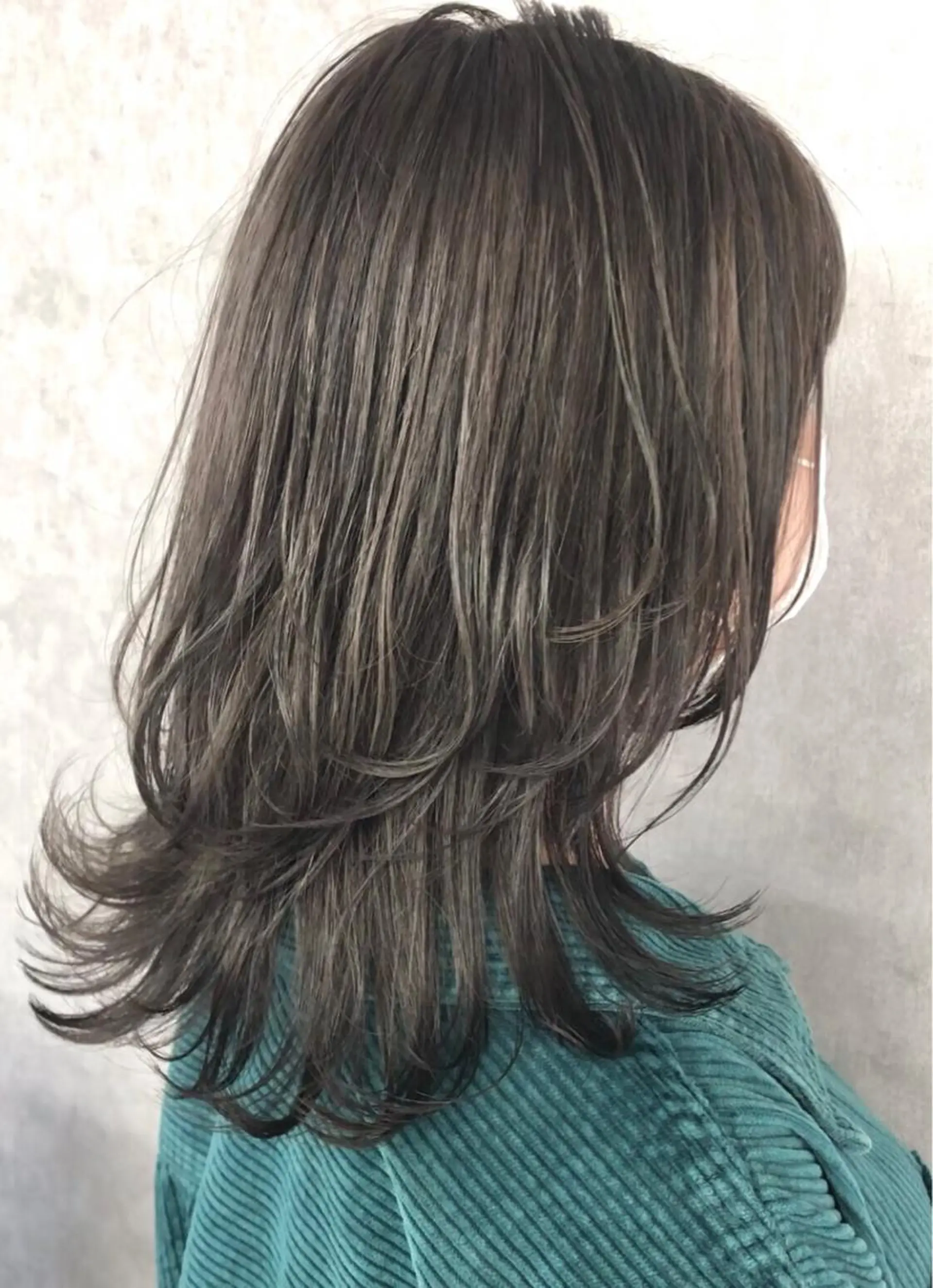 ミディアム カラー グレージュ ウルフカット ショート、韓国メンズ ヘアのかつらぎのヘアスタイル
