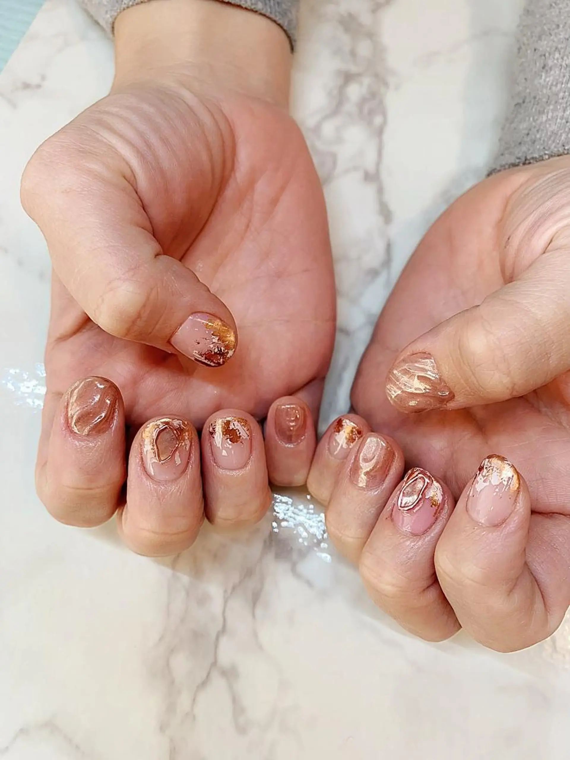 ネイル ミラーネイル ニュアンスネイル atelier chic+のネイルデザイン