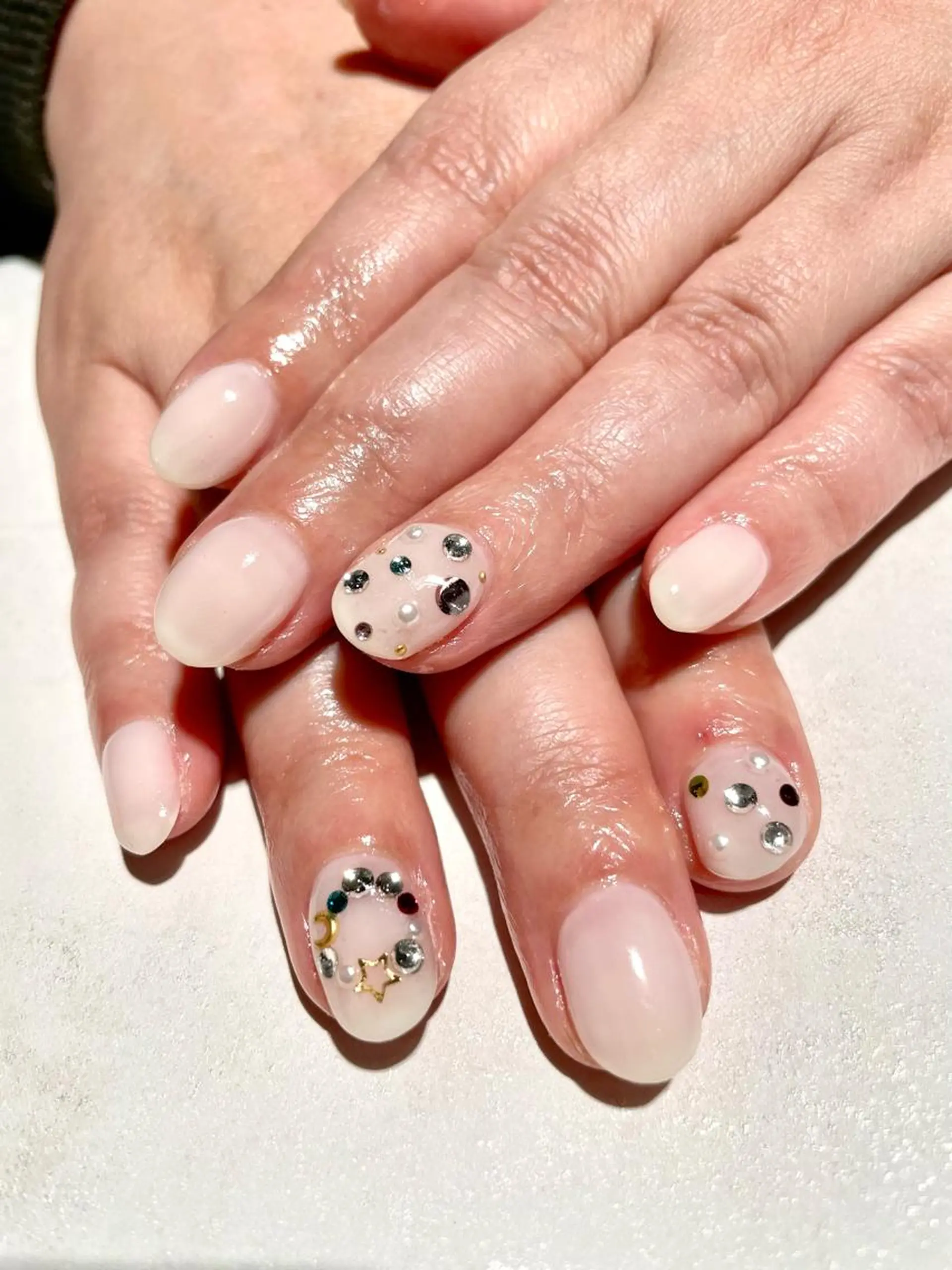 ネイル キラキラネイル ストーンネイル 冬ネイル クリスマス ハンドネイル フットネイル Aila.nail _F_AYUMIのネイルデザイン