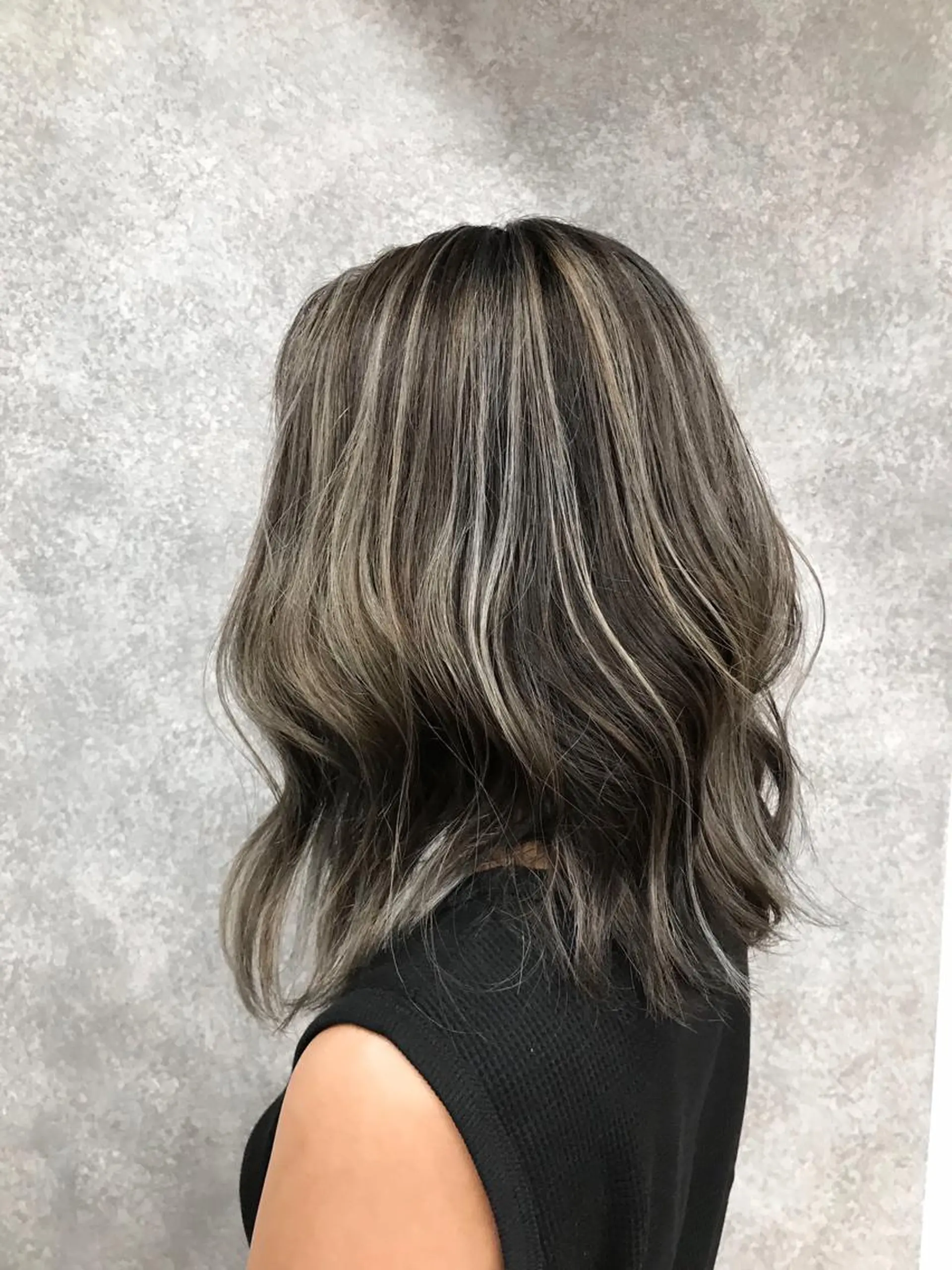 ミディアム ハイライト オカダ ノゾミのヘアスタイル