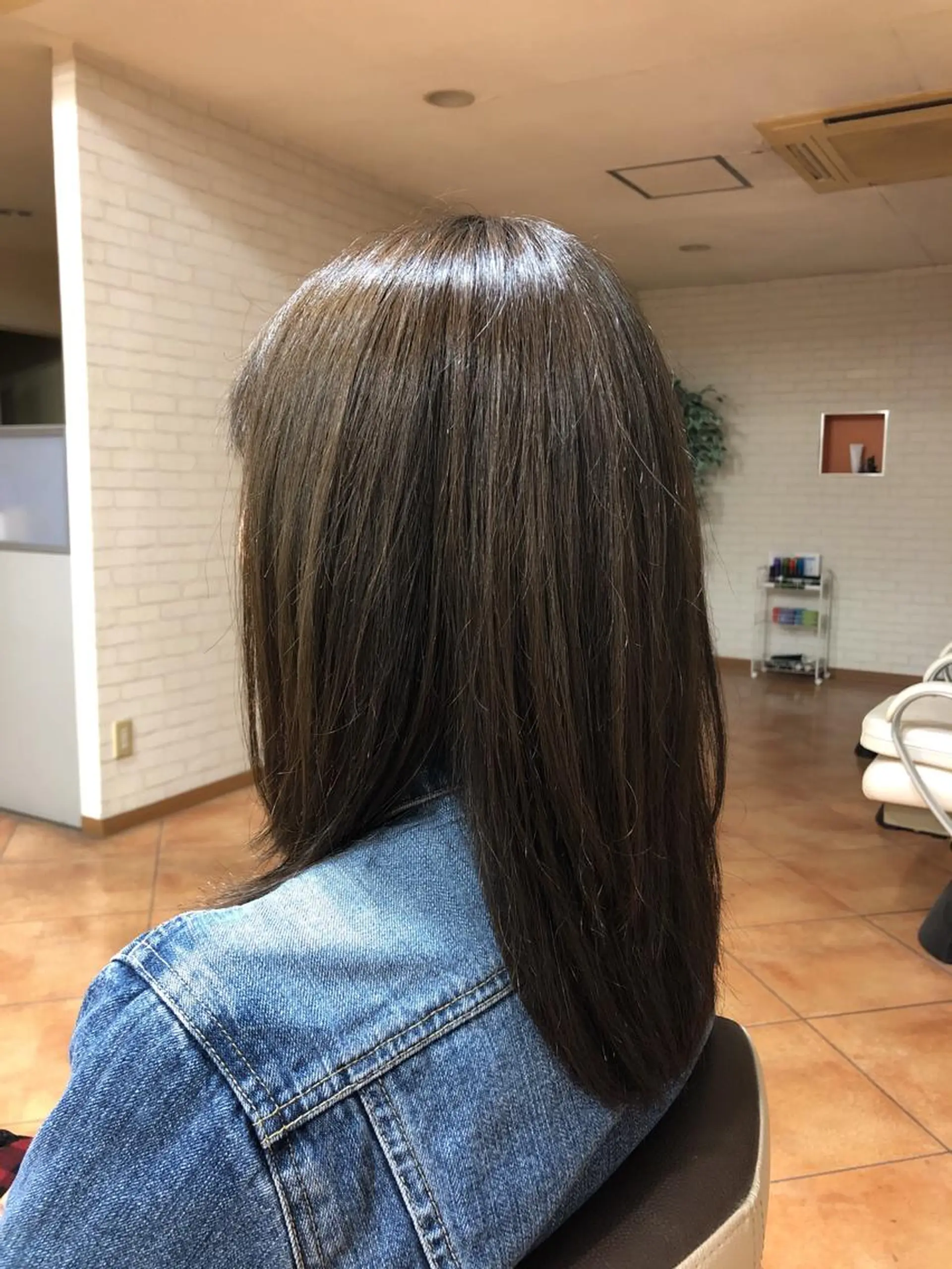 セミロング レイヤーカット カット ヘアカラー 井内 亮次のヘアスタイル