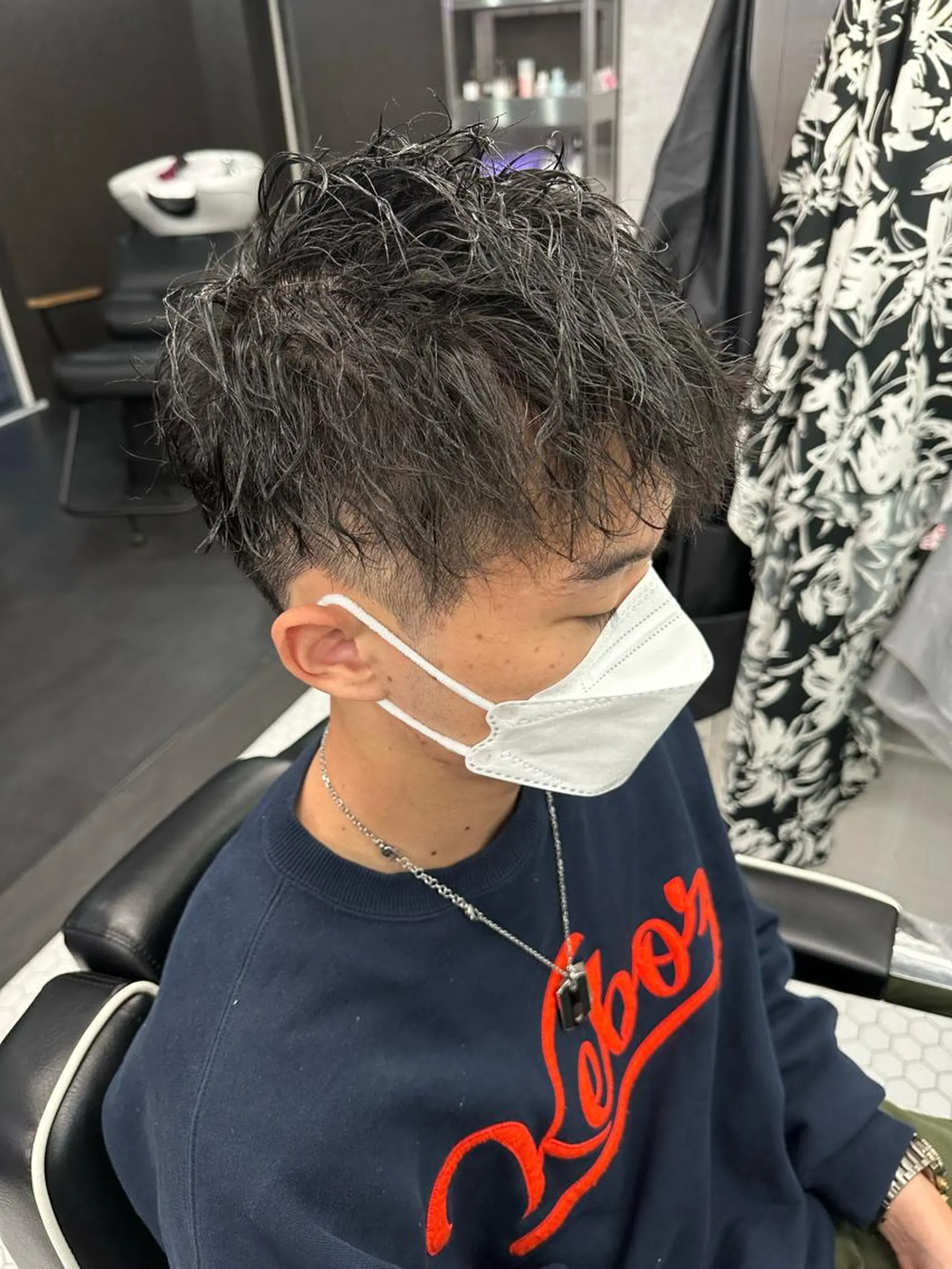 ミディアム パーマ メンズ ミディアムパーマ メンズバレイヤージュ メンズブリーチ ビジネス センターパート メンズ専門美容室 /久徳大輝のヘアスタイル