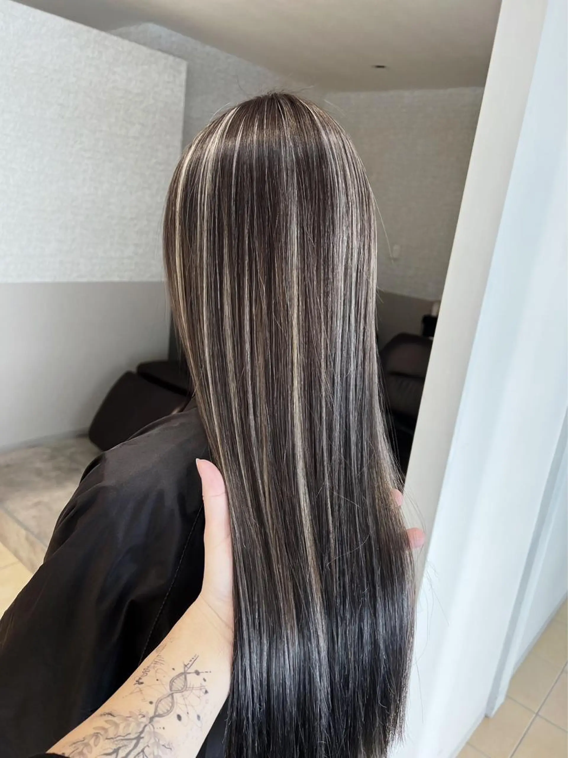 ロング カラー ダークグレー ダークグレージュ グレージュ ハイライトカラー ハイライト ヘアカラー トリートメント 指名数No.1 /NAOYAのヘアスタイル