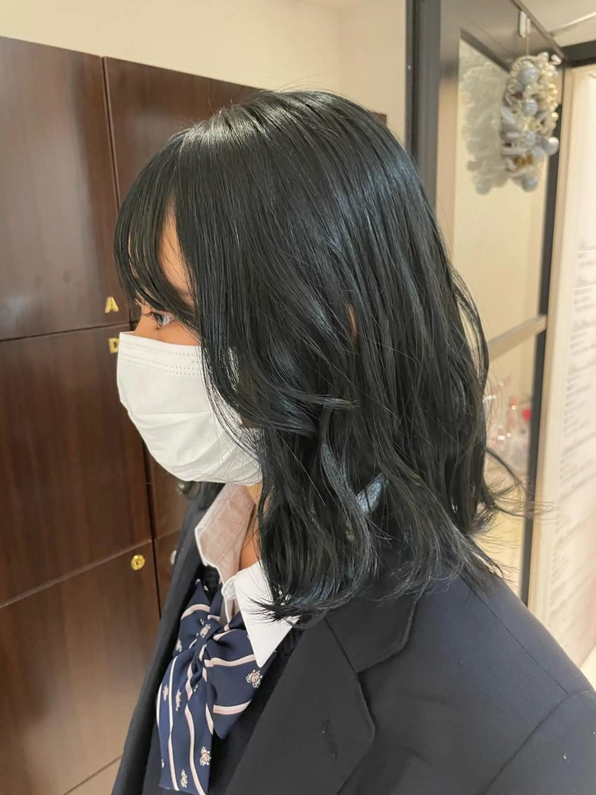 ミディアム カラー ヘアアレンジ 黒髪 ブリーチ ブルーカラー ブルーブラック 透明感カラー 新宿/顔周りカット/ レイヤー/がっきーのヘアスタイル