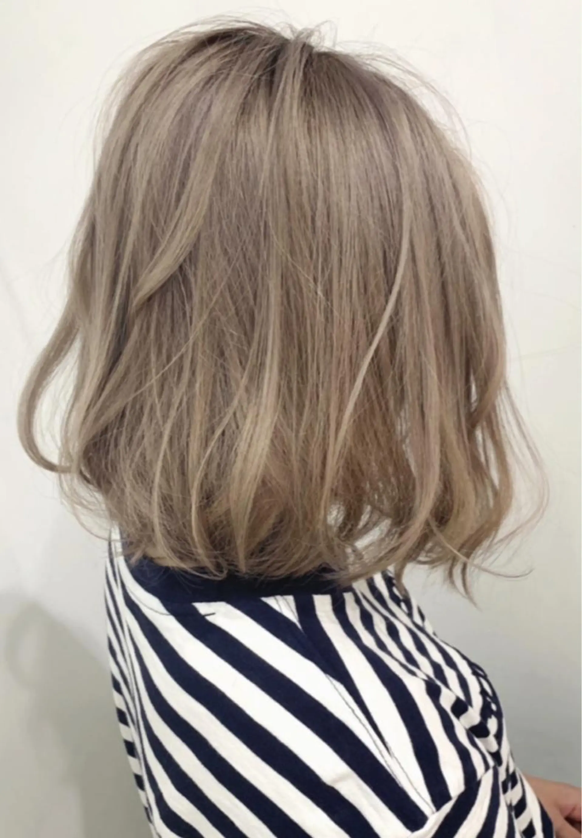 ミディアム カラー アッシュ バレイヤージュ ブリーチ デザインカラー グレージュ ヘアカラー トリートメント 京都大人女性ショート 徒歩1分/秋山のヘアスタイル