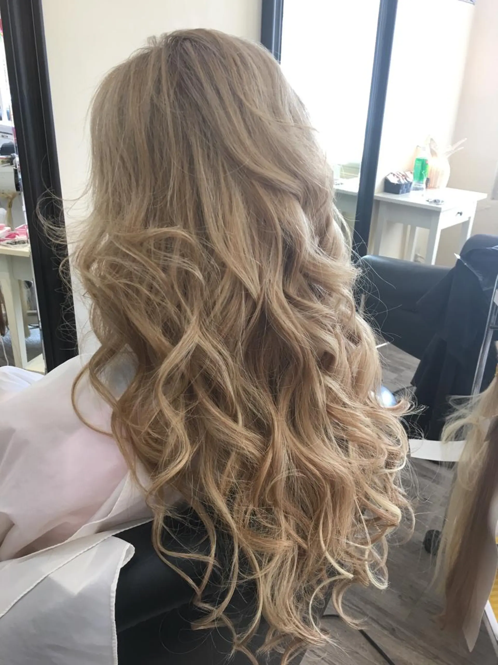 ロング カラー ベージュカラー ブリーチ 鶴見 和美のヘアスタイル